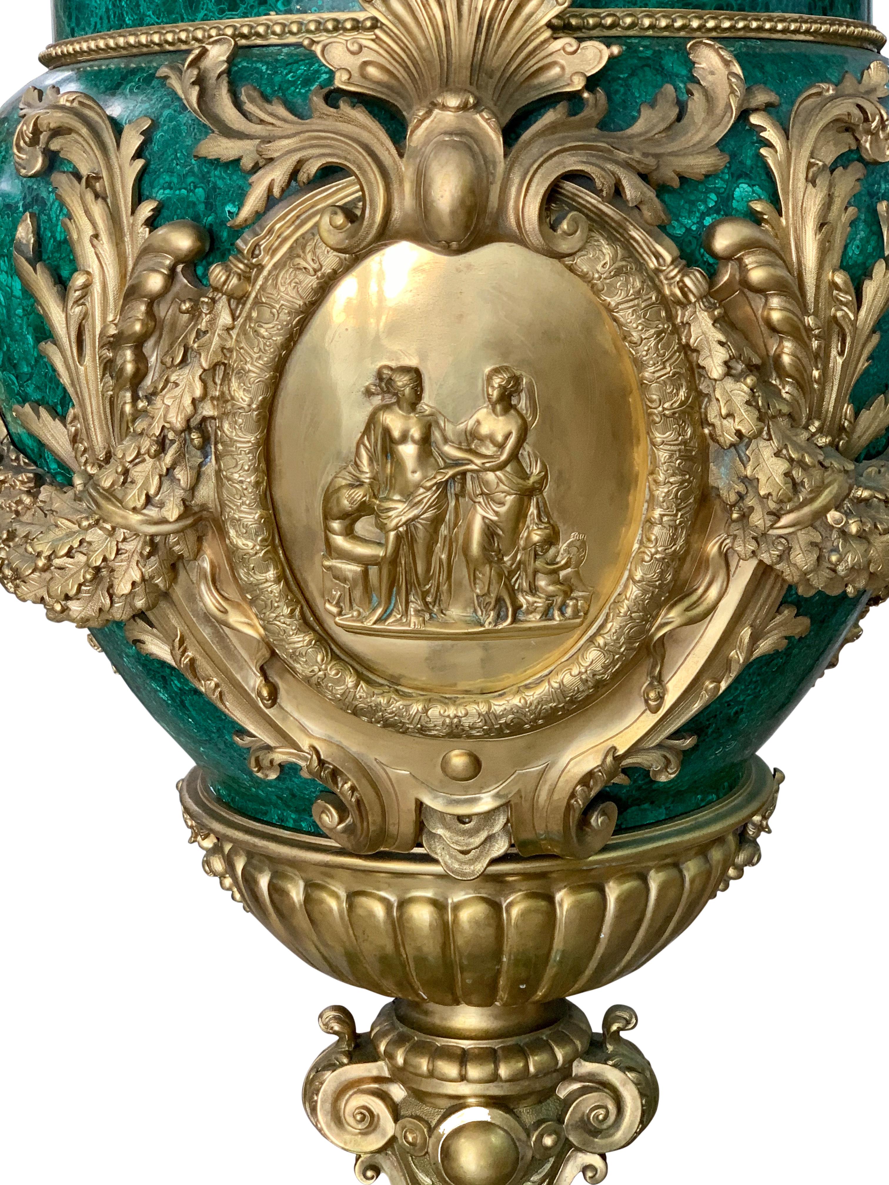 Monumentale Urnen aus vergoldeter Bronze mit Malachitbeschlägen, Paar im Angebot 5