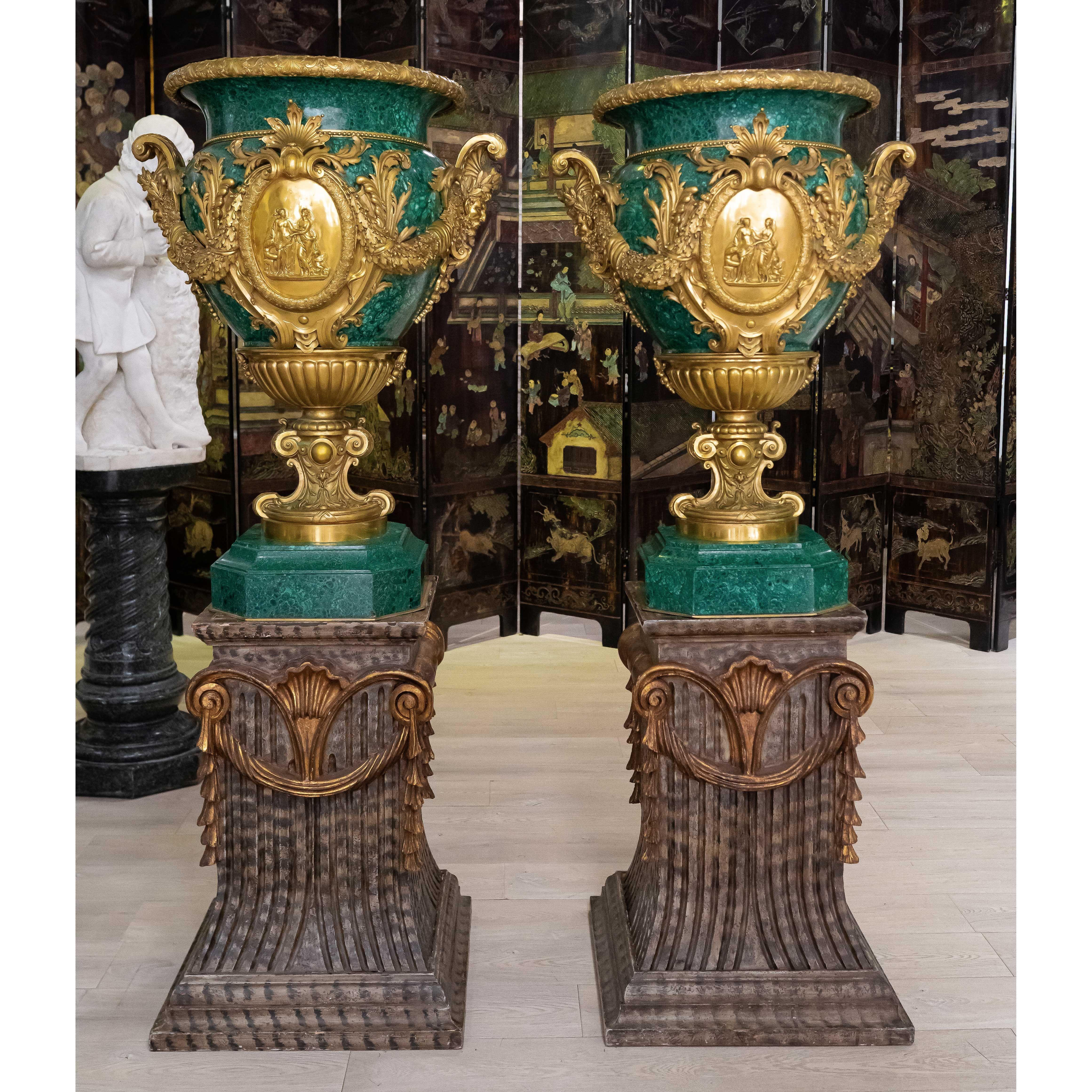 Monumentale Urnen aus vergoldeter Bronze mit Malachitbeschlägen, Paar im Angebot 6
