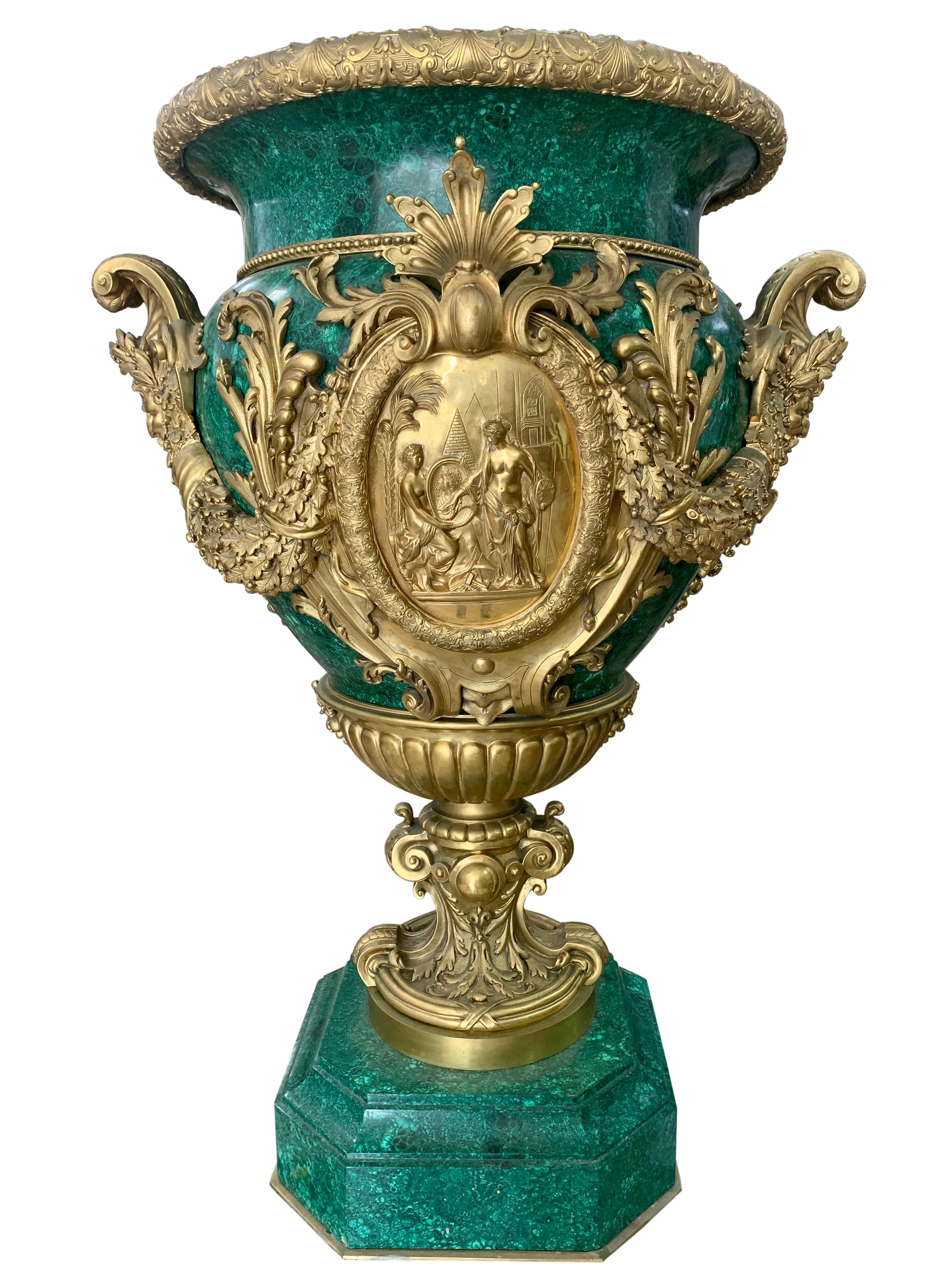 Monumentale Urnen aus vergoldeter Bronze mit Malachitbeschlägen, Paar (Belle Époque) im Angebot