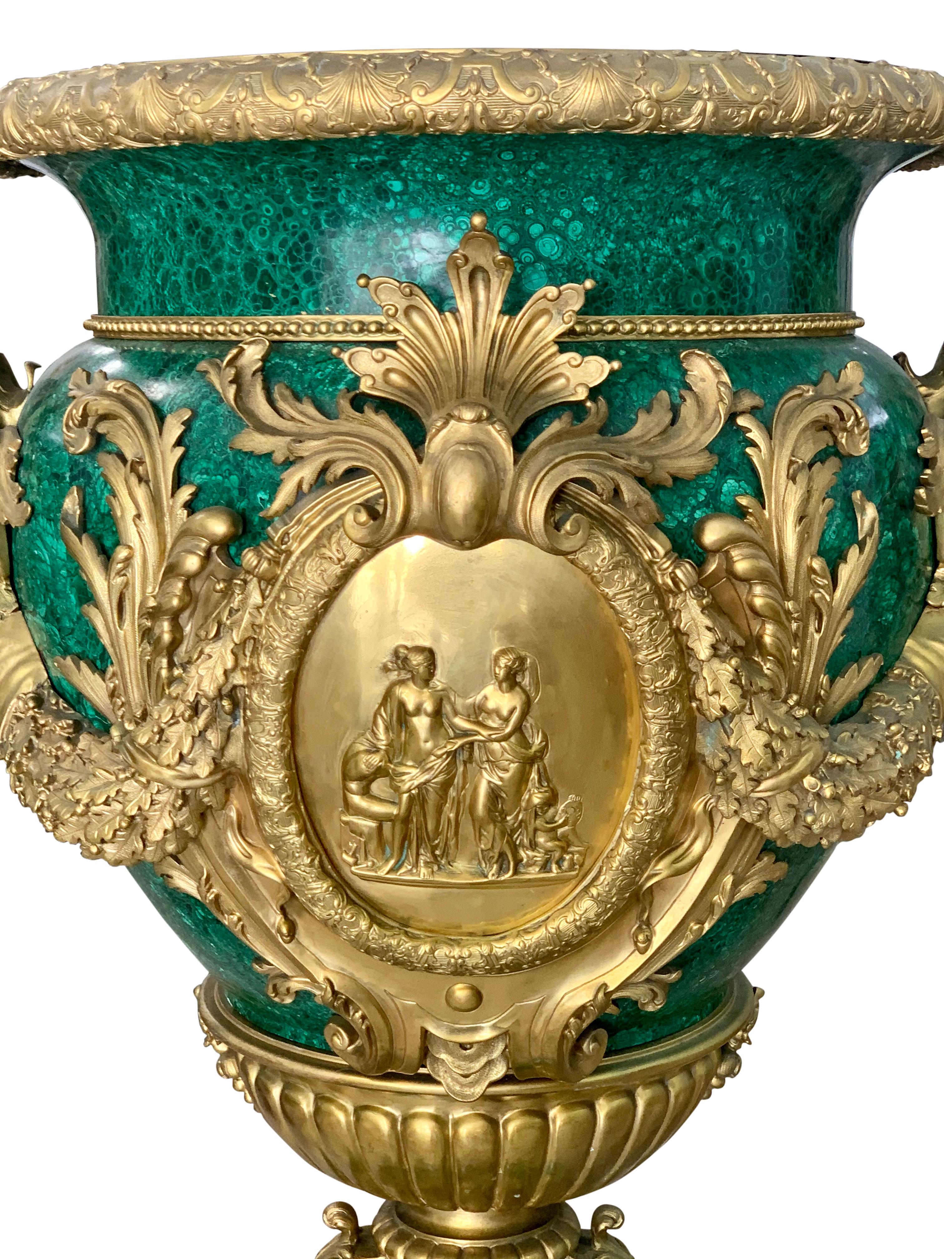 Monumentale Urnen aus vergoldeter Bronze mit Malachitbeschlägen, Paar (Europäisch) im Angebot