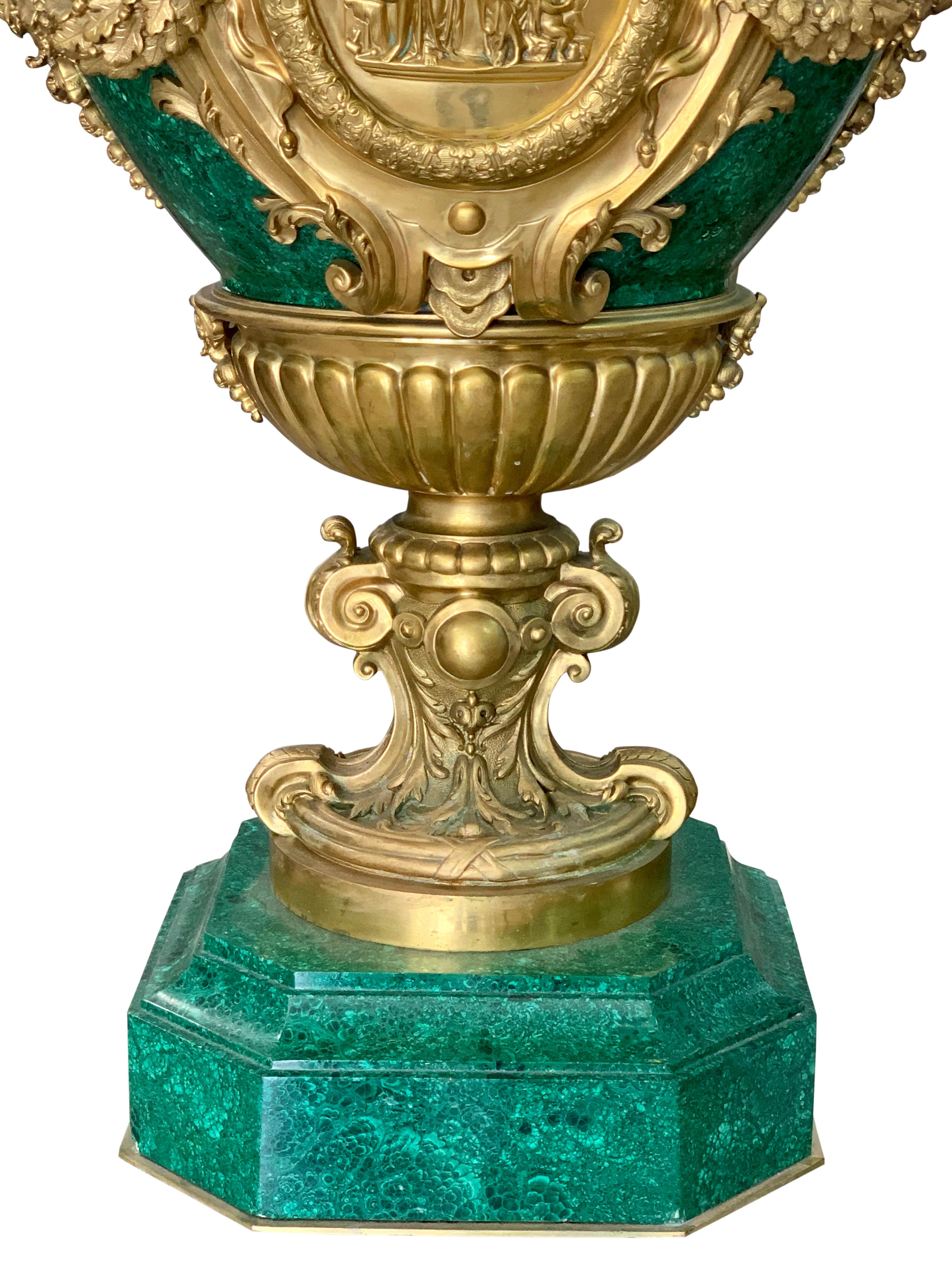 Monumentale Urnen aus vergoldeter Bronze mit Malachitbeschlägen, Paar im Angebot 1