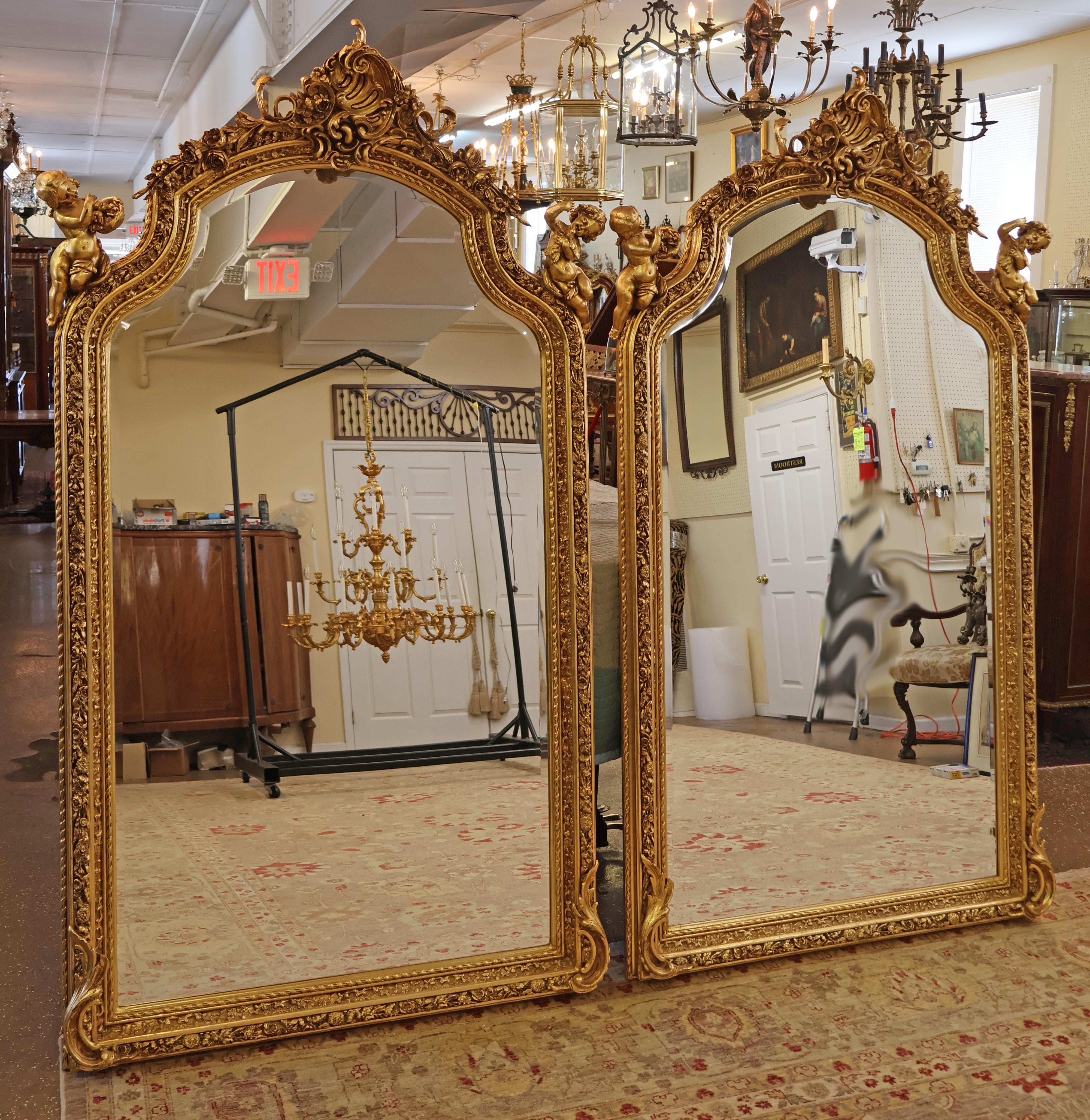 Gesso Paire de miroirs biseautés de style Louis XVI français, dorés et ornés d'un chérubin putti  en vente