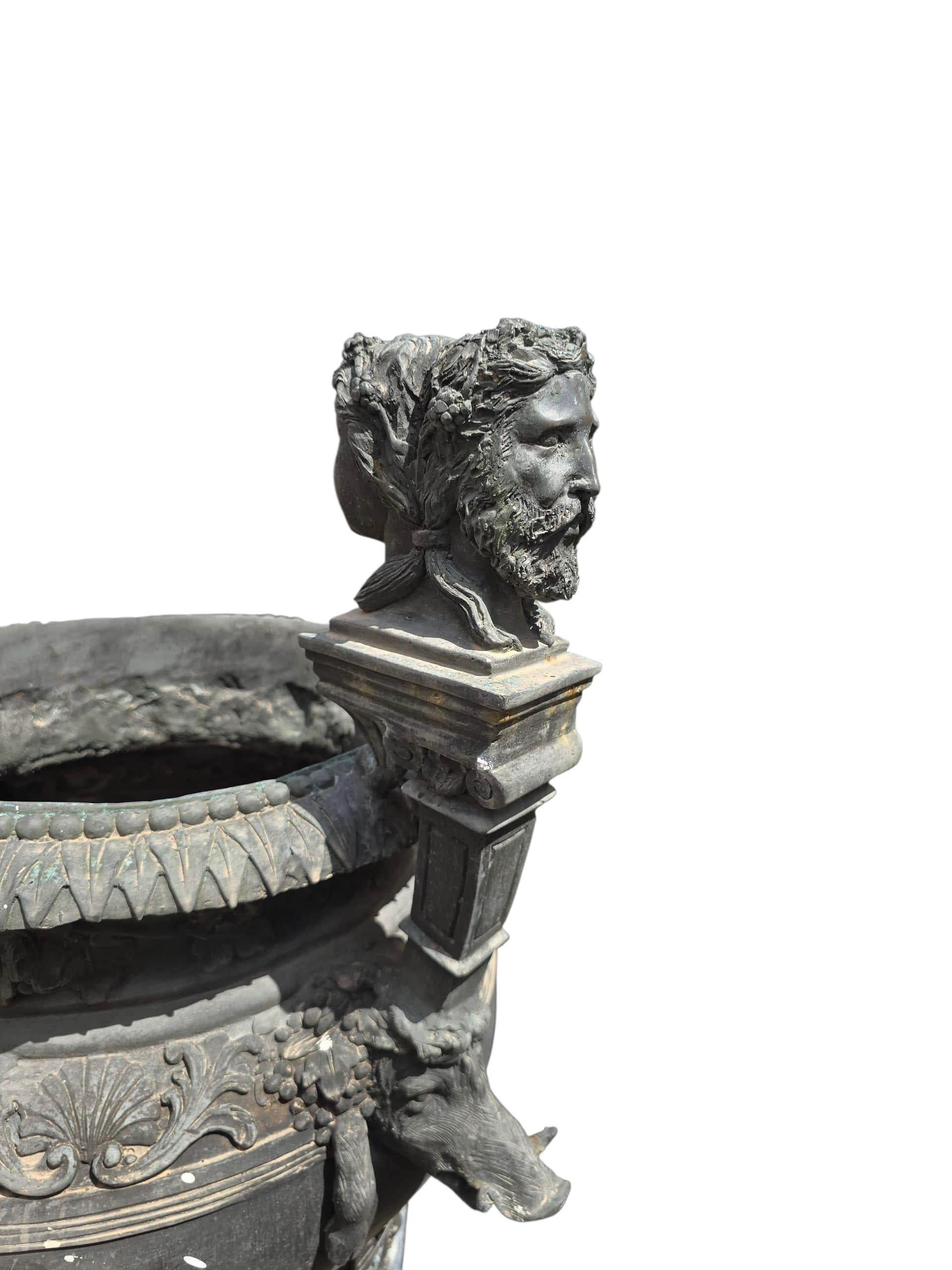 Pareja de monumentales urnas palaciegas de bronce cincelado a mano, Siglo XX en venta 5