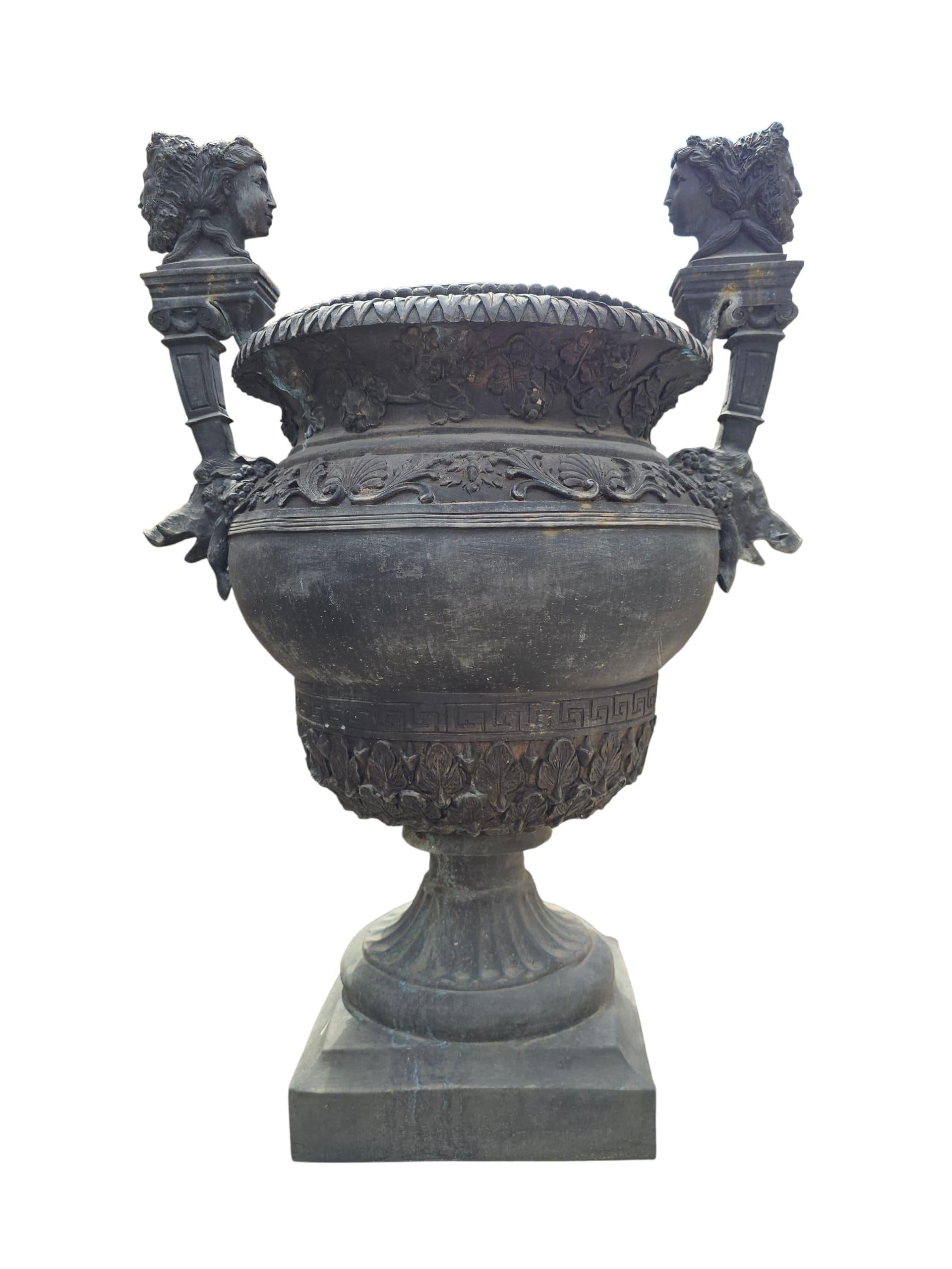 Pareja de monumentales urnas palaciegas de bronce cincelado a mano, Siglo XX en Bueno estado para la venta en Madrid, ES
