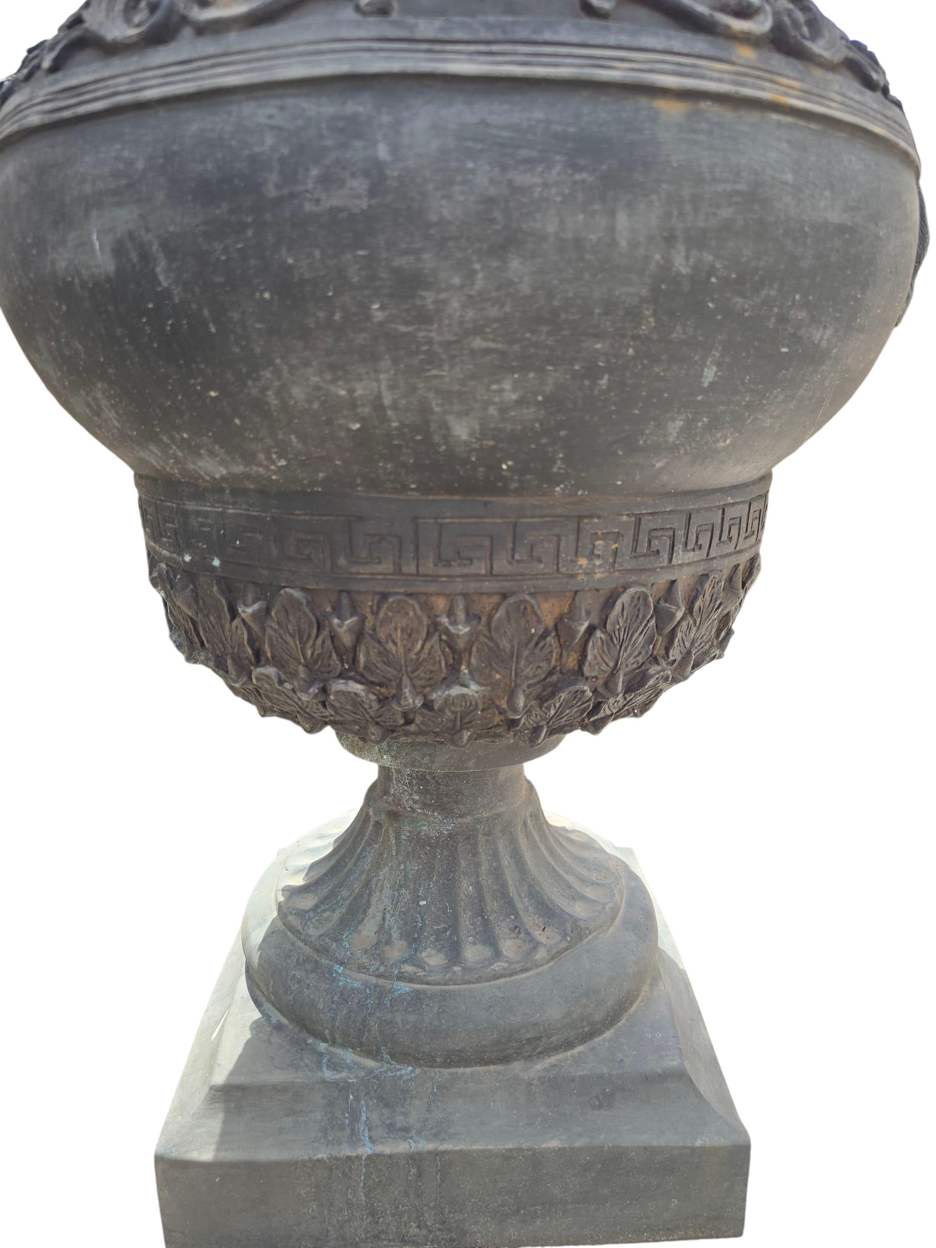 Pareja de monumentales urnas palaciegas de bronce cincelado a mano, Siglo XX finales del siglo XX en venta