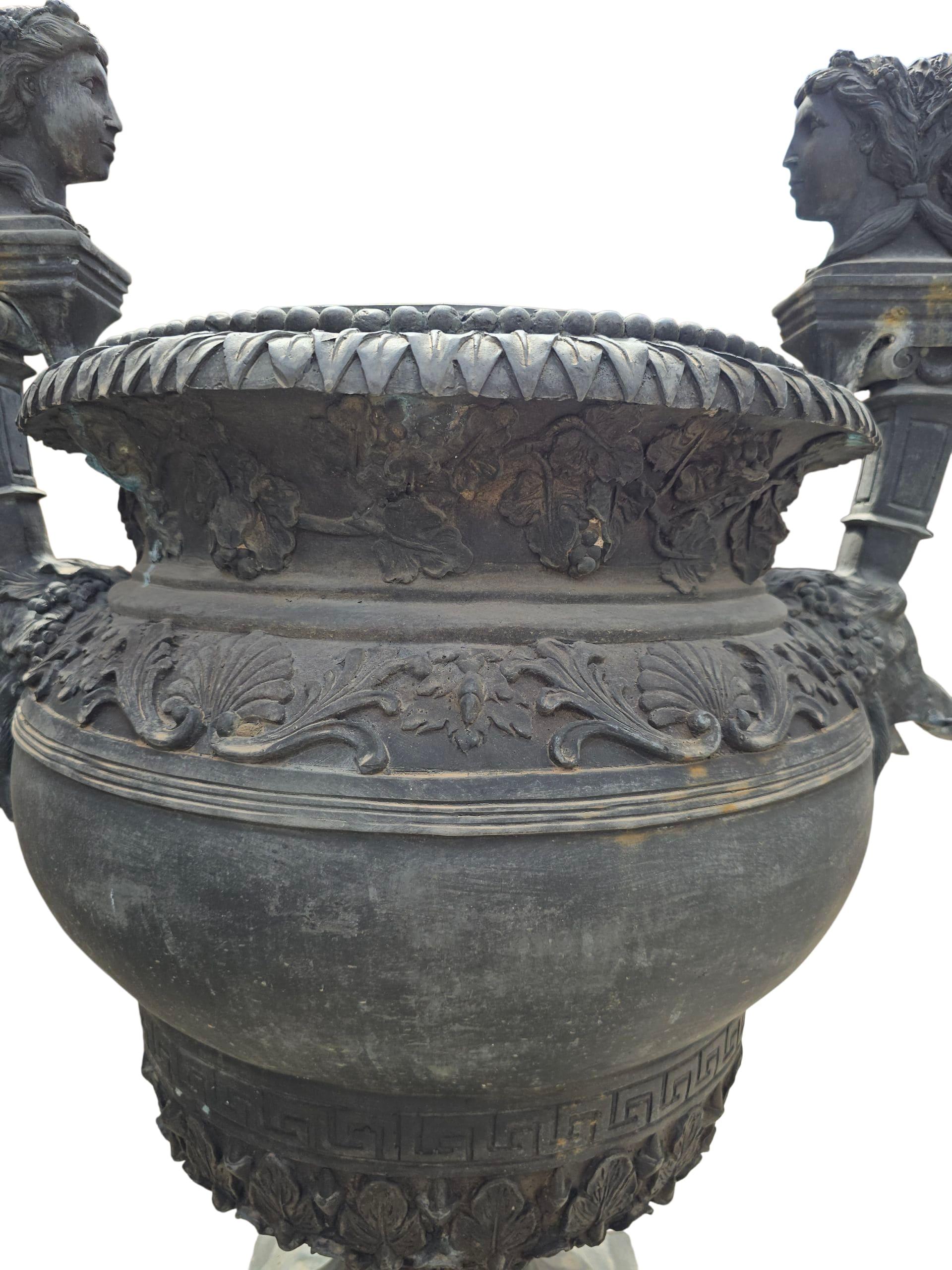 Pareja de monumentales urnas palaciegas de bronce cincelado a mano, Siglo XX Bronce en venta
