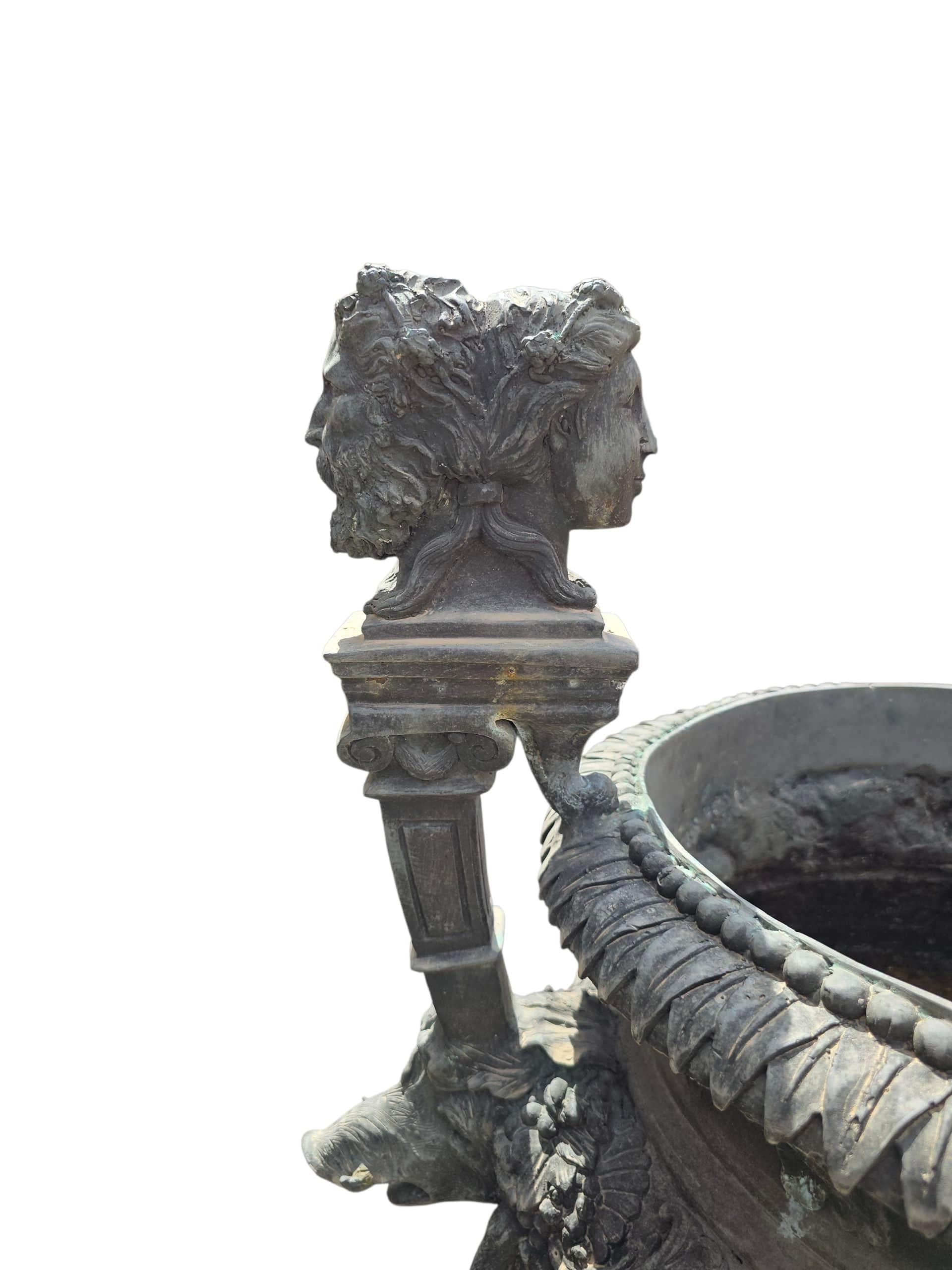 Pareja de monumentales urnas palaciegas de bronce cincelado a mano, Siglo XX en venta 1