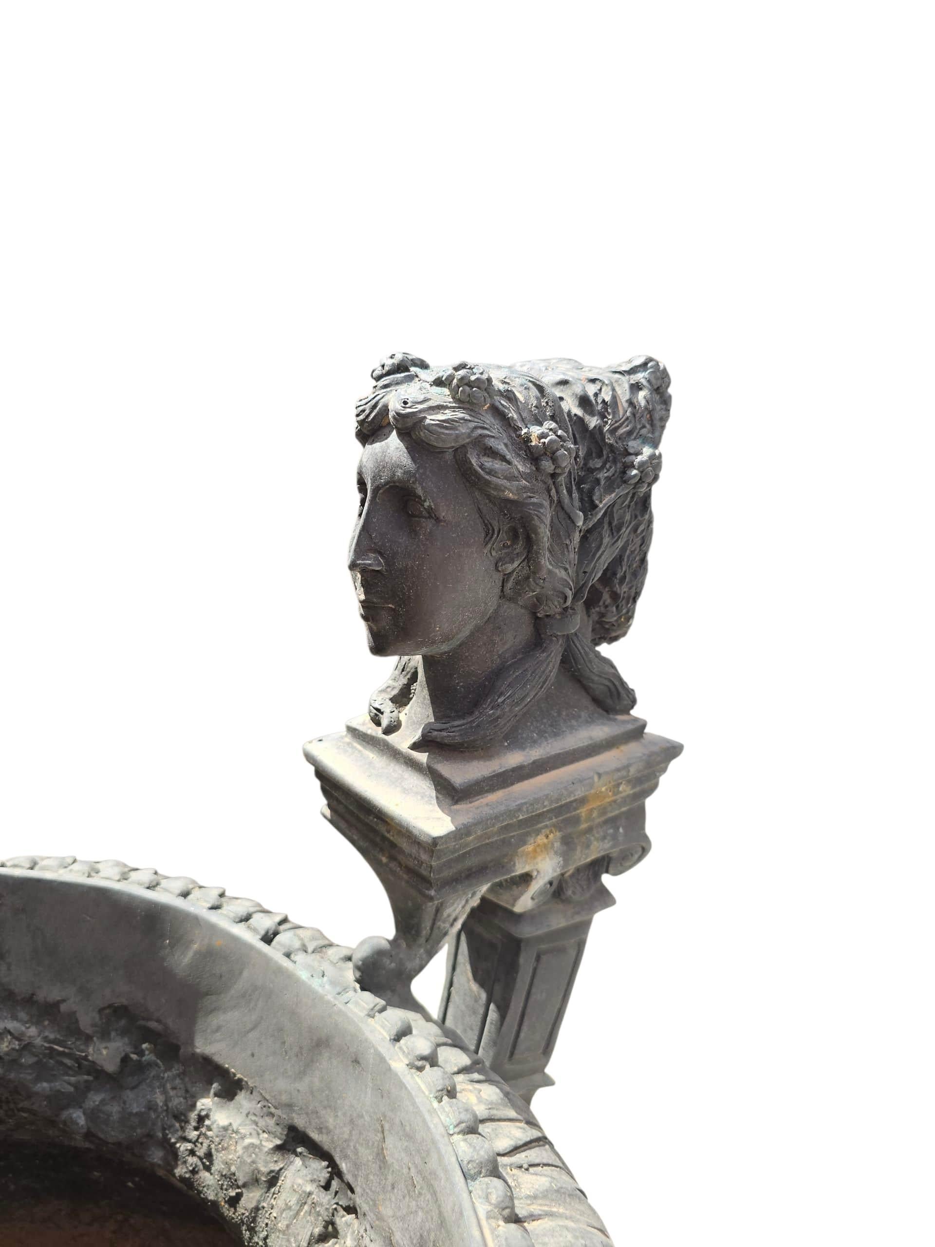 Pareja de monumentales urnas palaciegas de bronce cincelado a mano, Siglo XX en venta 2