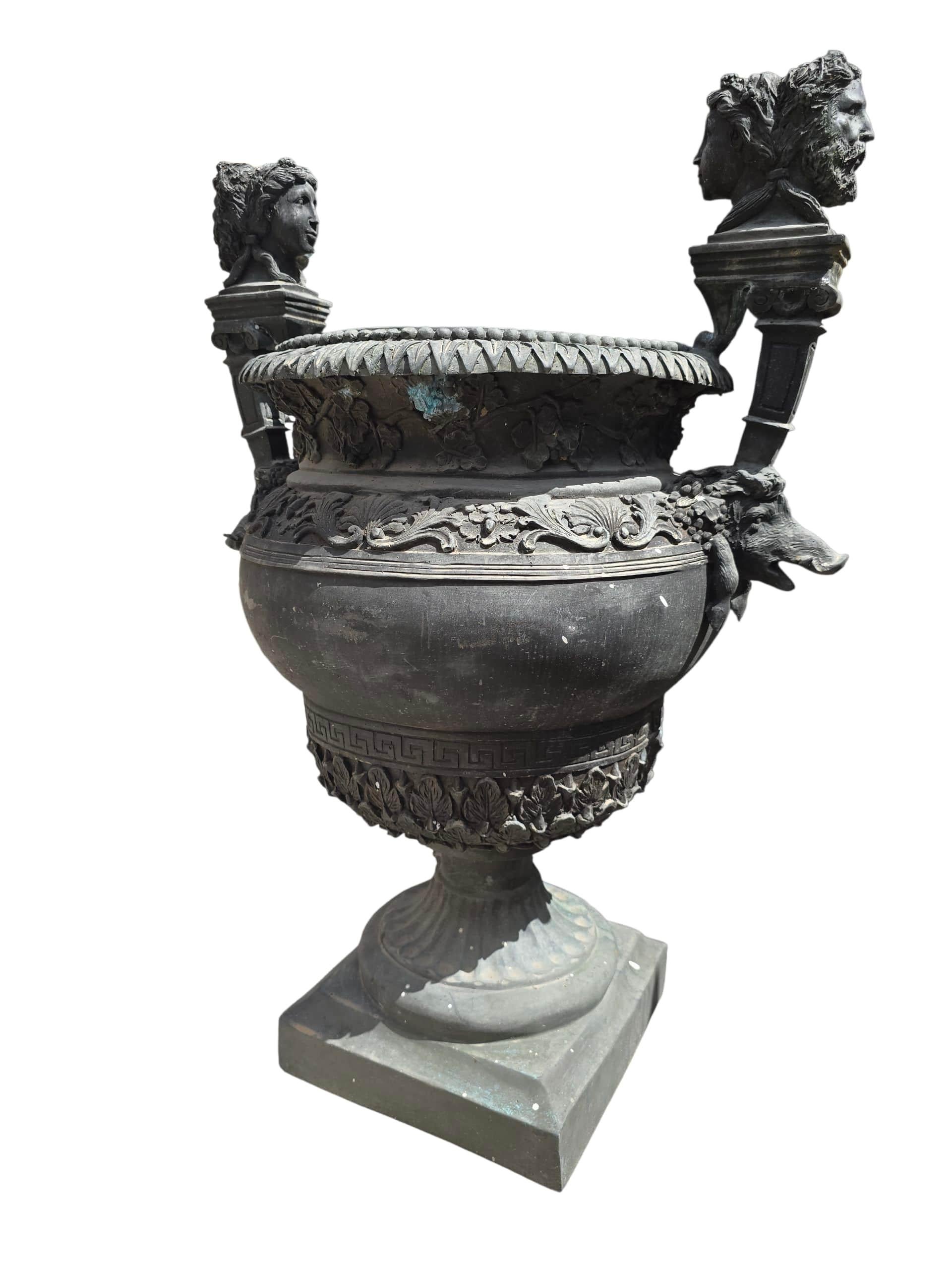 Pareja de monumentales urnas palaciegas de bronce cincelado a mano, Siglo XX en venta 3