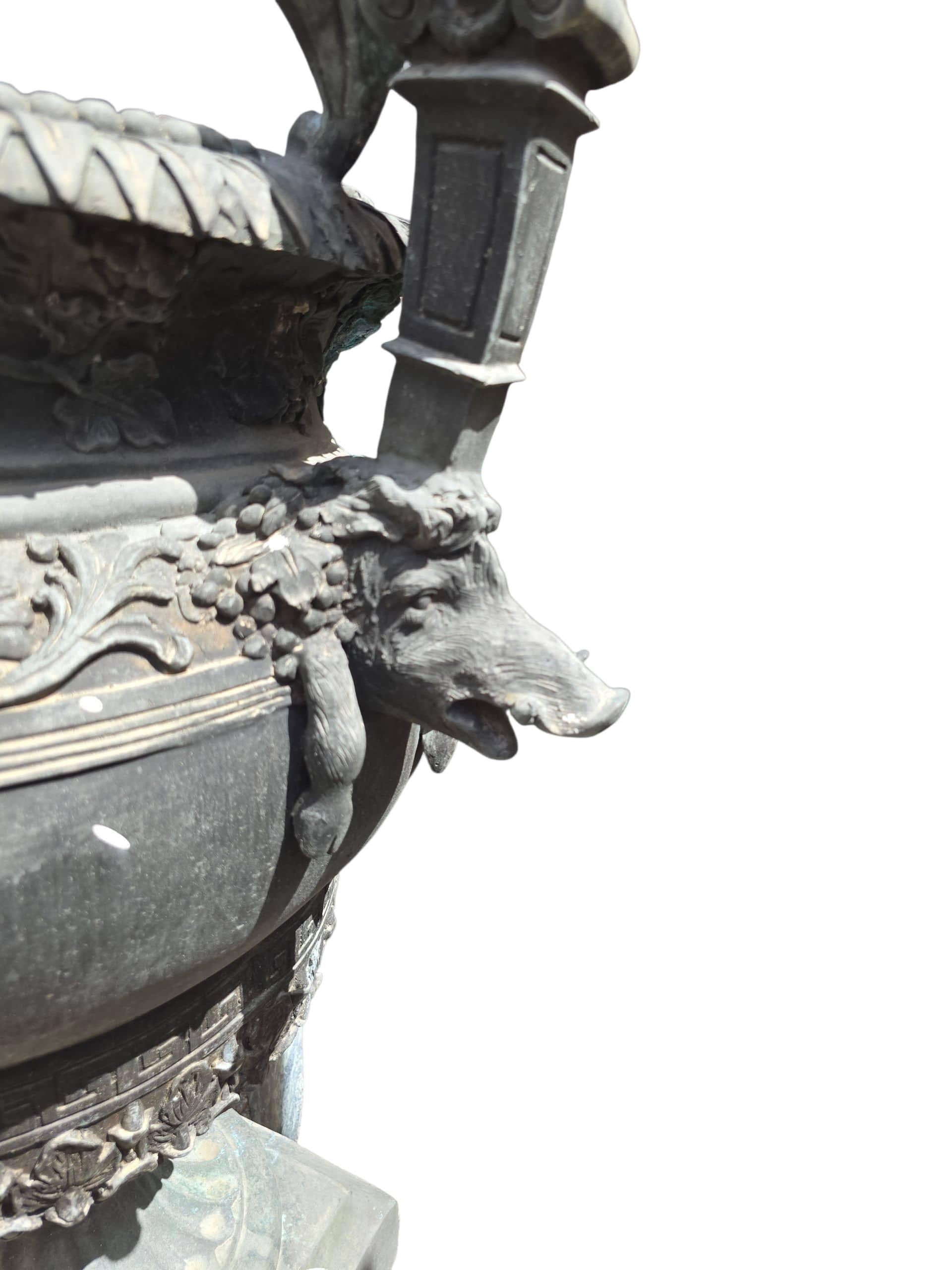 Pareja de monumentales urnas palaciegas de bronce cincelado a mano, Siglo XX en venta 4