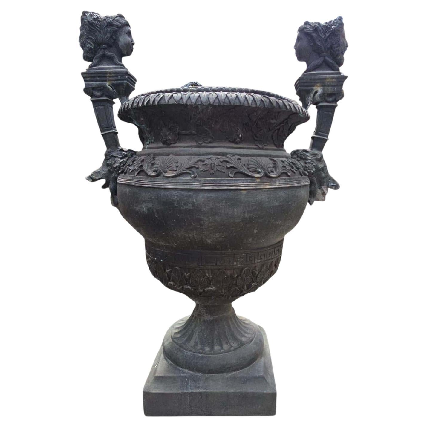 Pareja de monumentales urnas palaciegas de bronce cincelado a mano, Siglo XX en venta