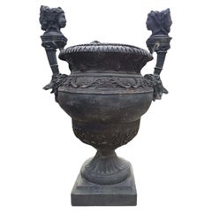 Paar monumentale, handgemeißelte Bronze-Palasturnen, 20. Jahrhundert