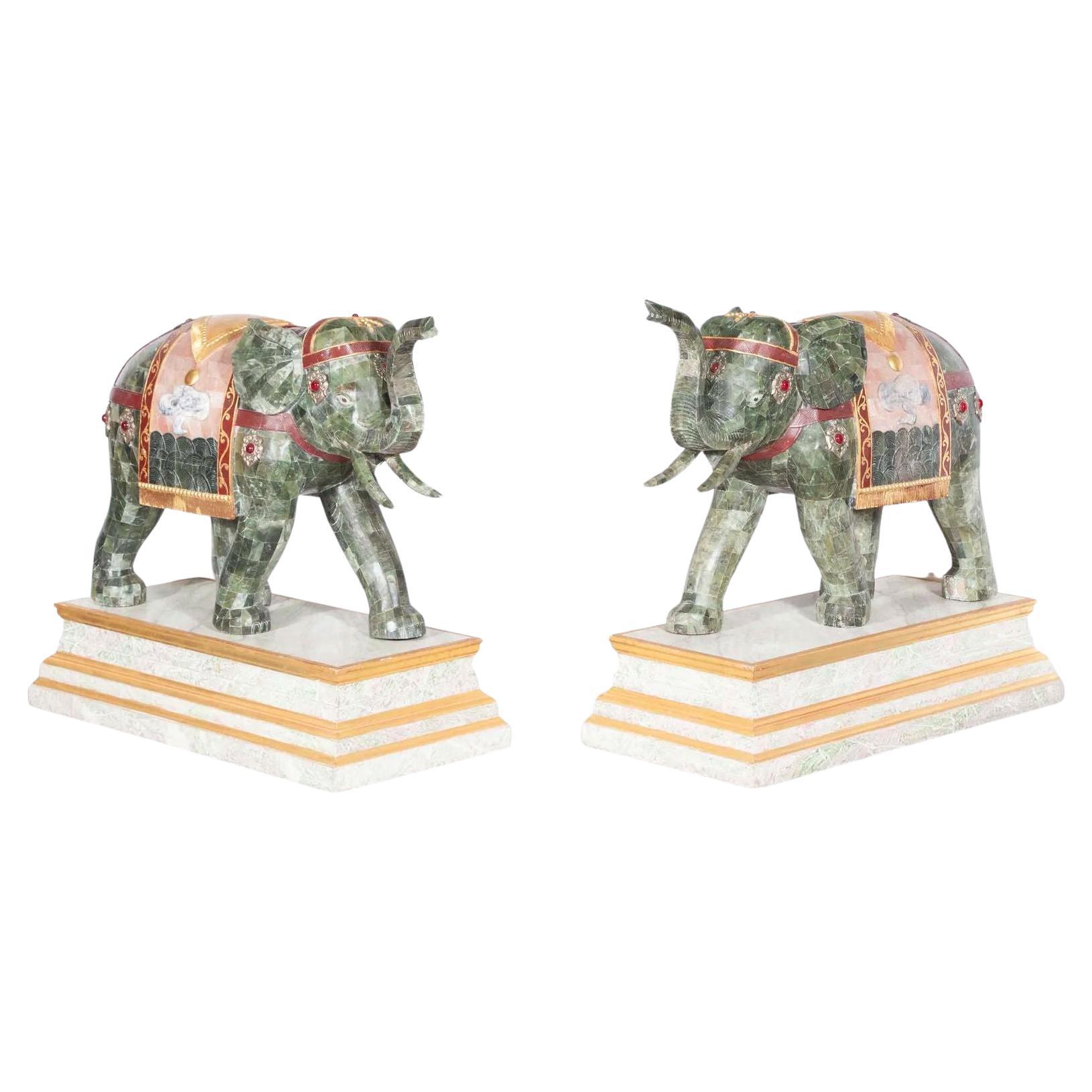 Paire d'éléphants indiens de procession monumentaux en pierre dure incrustés
