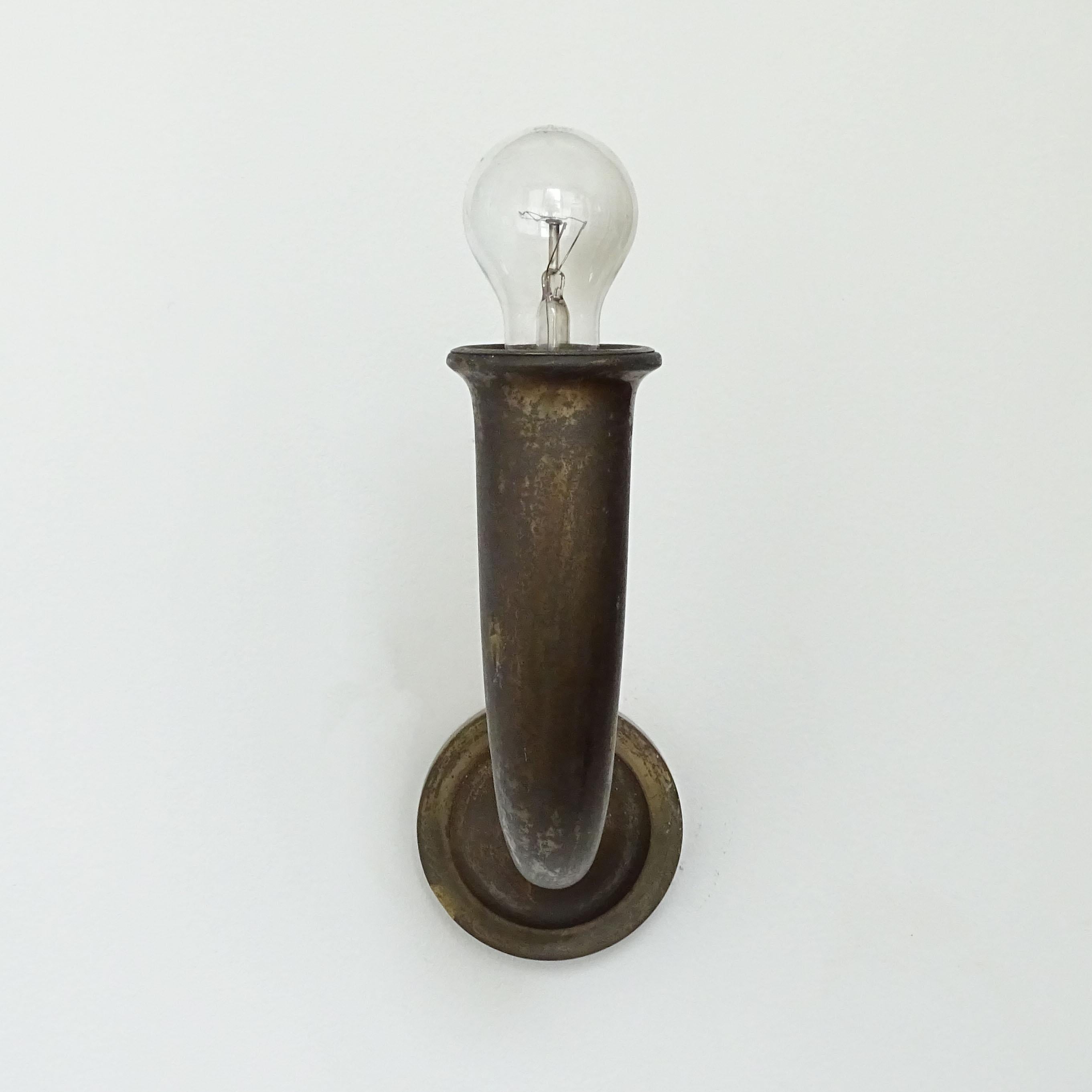 Monumentales Paar Art-Déco-Wandlampen aus Bronze mit drei Lampen.
Vierundzwanzig einzelne Wandlampen verfügbar.
Zwölf Paare.
Wird Gio Ponti und Emilio Lancia zugeschrieben.


