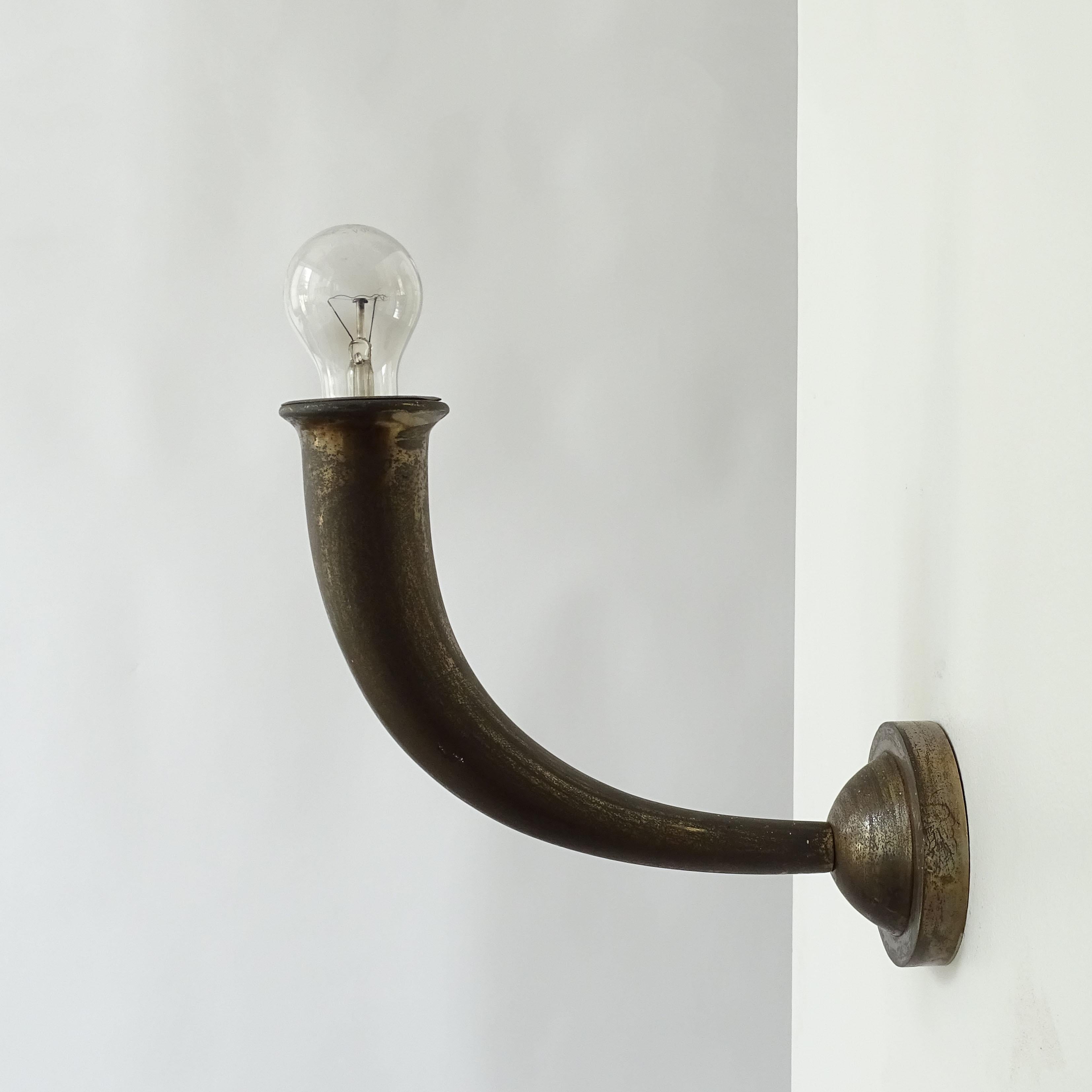 Zwei monumentale italienische Art-Déco-Wandlampen aus Bronze aus den 1930er Jahren (Art déco) im Angebot