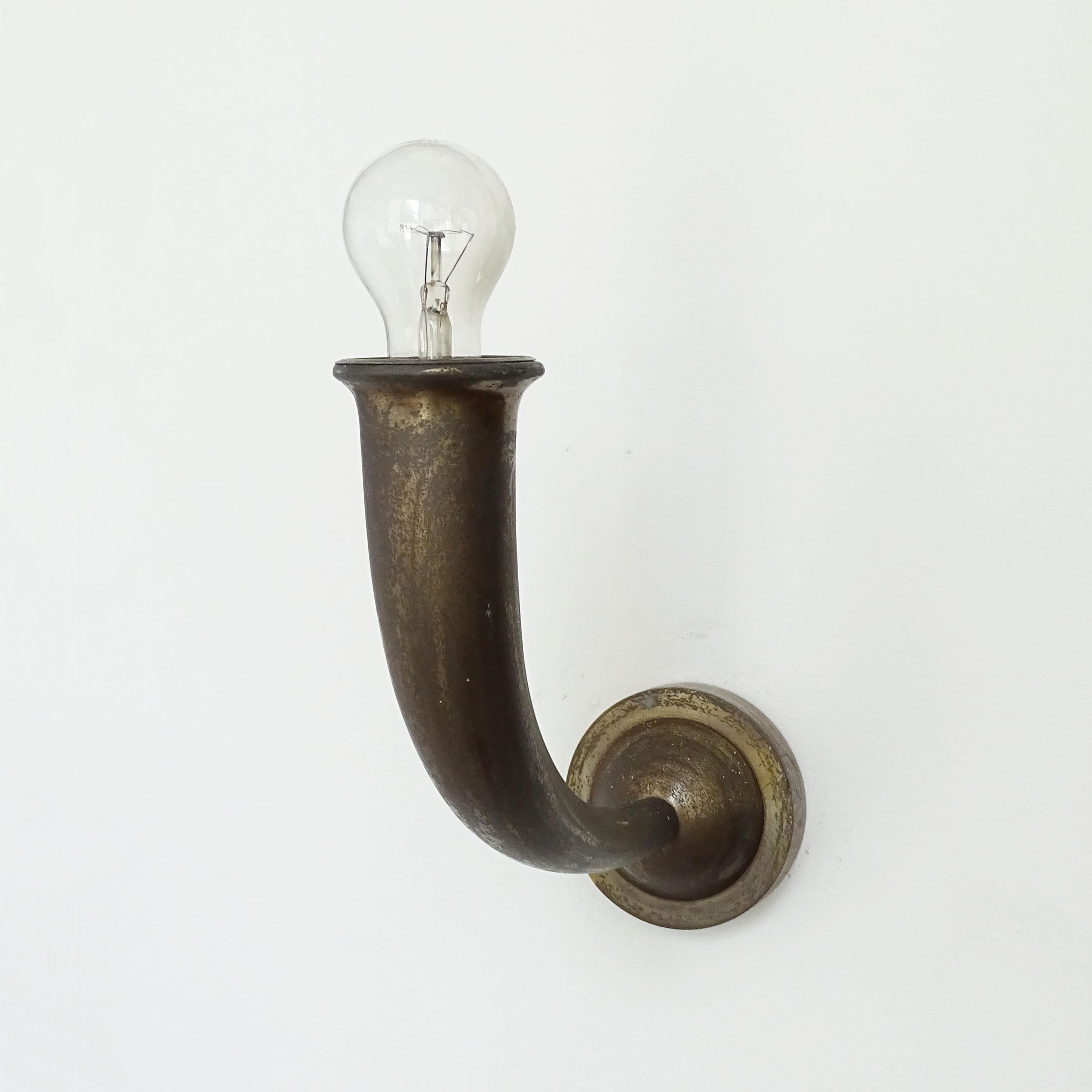 Zwei monumentale italienische Art-Déco-Wandlampen aus Bronze aus den 1930er Jahren (Mitte des 20. Jahrhunderts) im Angebot
