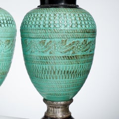 Coppia di urne monumentali John-Richard con coperchio in stile Art Déco patinato con colore Verdigris