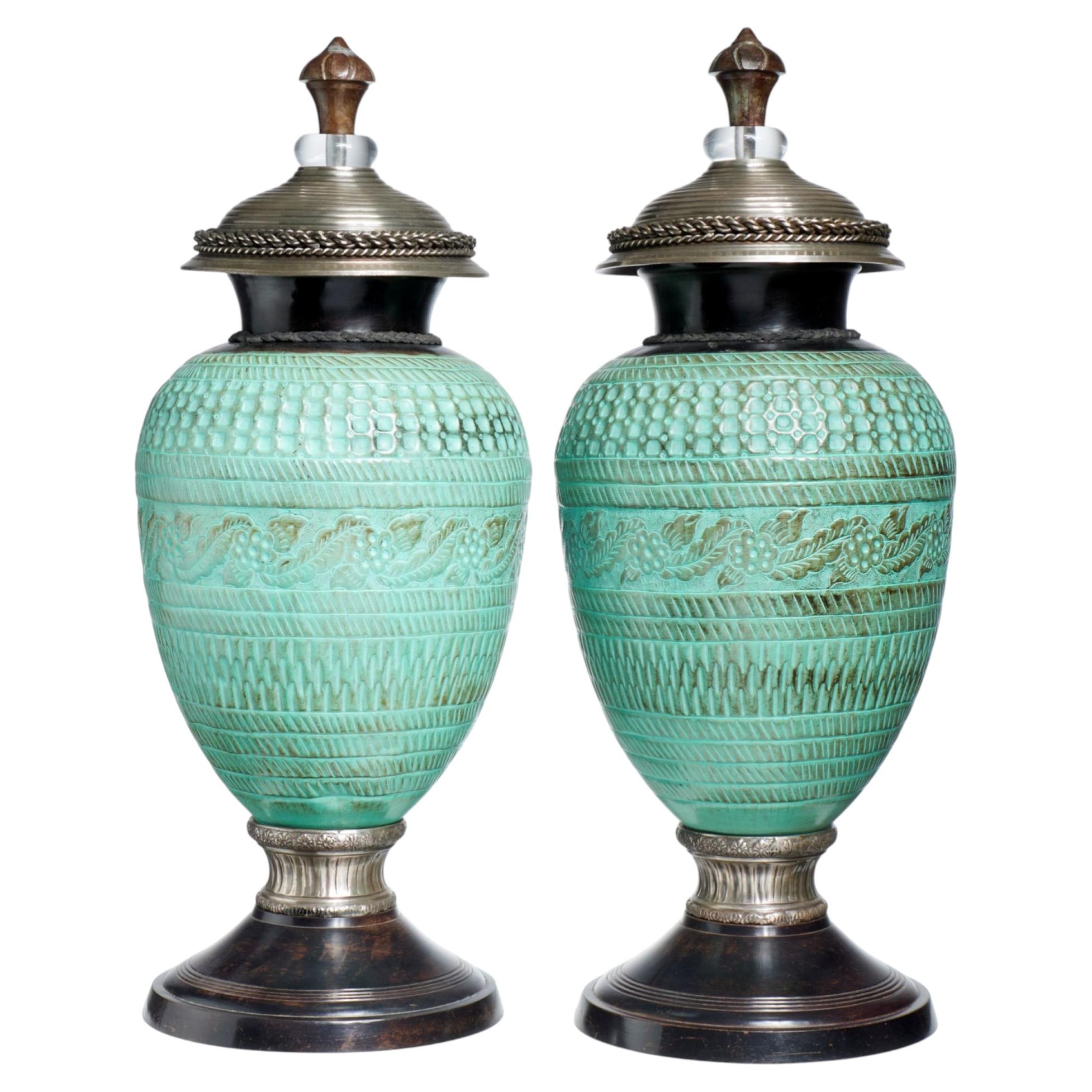 Zwei monumentale John-Richard Urnen mit Deckel im Stil des Art Déco, patiniert in Verdigris im Angebot
