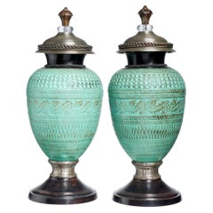 Coppia di urne monumentali John-Richard con coperchio in stile Art Déco patinato con colore Verdigris
