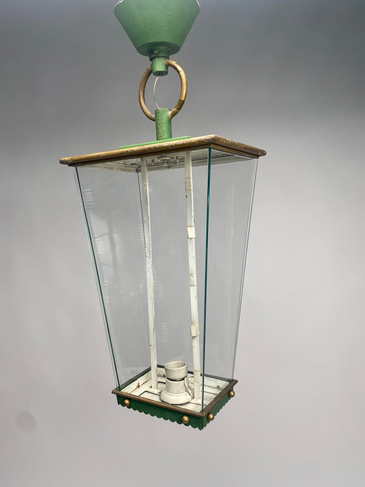 Due lanterne monumentali di metà secolo, provenienti dall'atrio di un importante hotel italiano e realizzate nello stile di Fontana Arte.
Si tratta di opere di grande forza espressiva, adatte ad essere utilizzate sia in una casa privata che in un