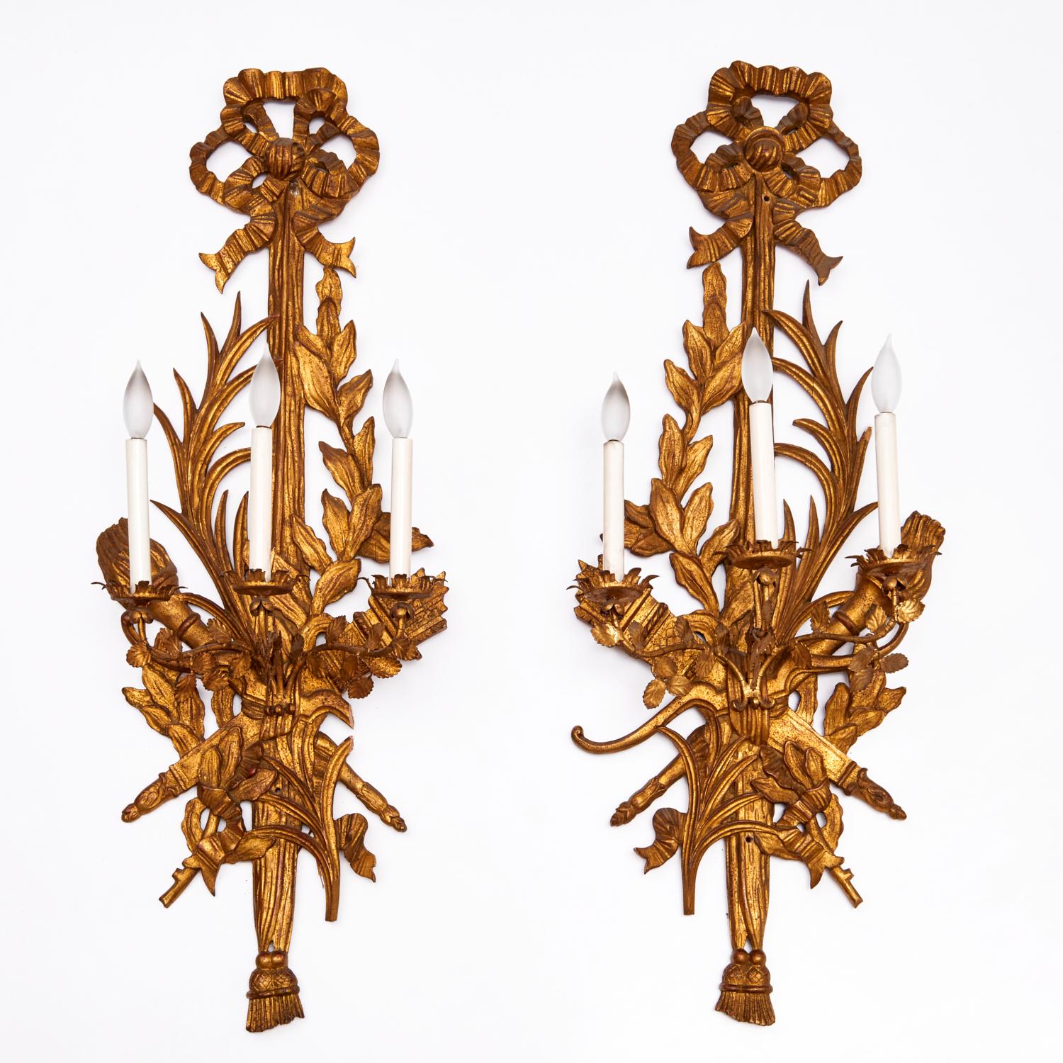 Pareja de Monumentales Apliques de Pared de Madera Tallada y Dorada Estilo Luis XVI, S. XX en venta 3