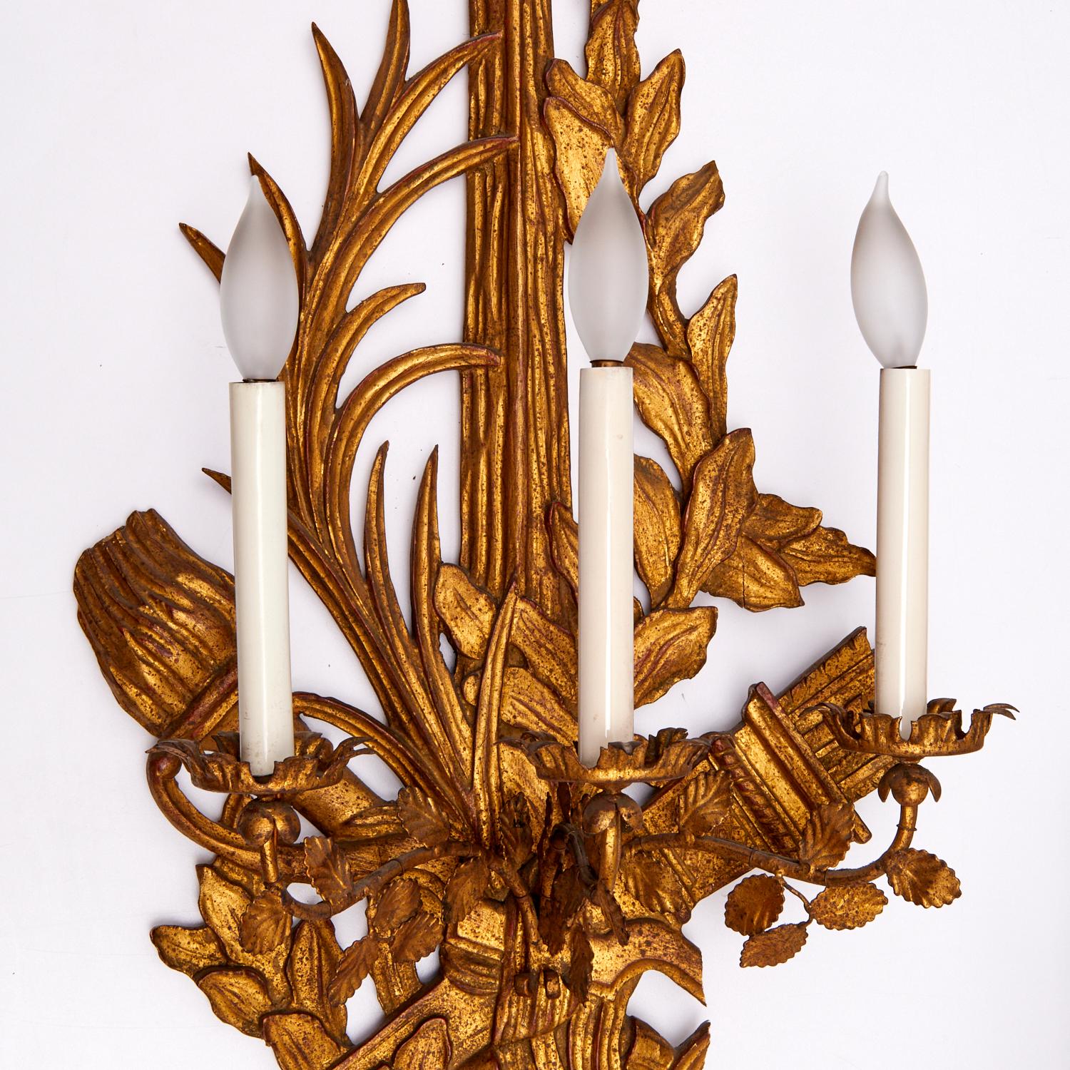 Pareja de Monumentales Apliques de Pared de Madera Tallada y Dorada Estilo Luis XVI, S. XX Francés en venta