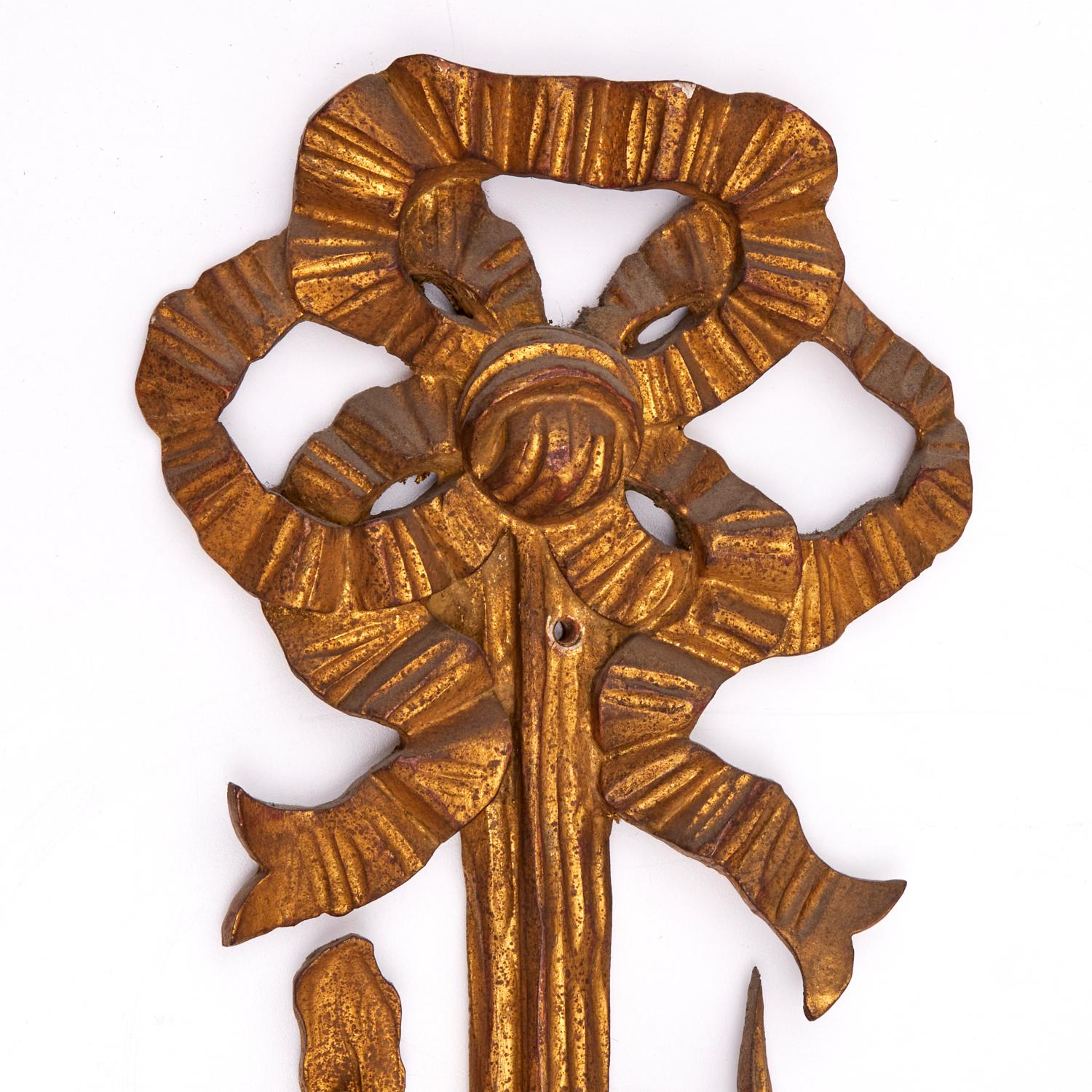 Pareja de Monumentales Apliques de Pared de Madera Tallada y Dorada Estilo Luis XVI, S. XX en Bueno estado para la venta en Morristown, NJ