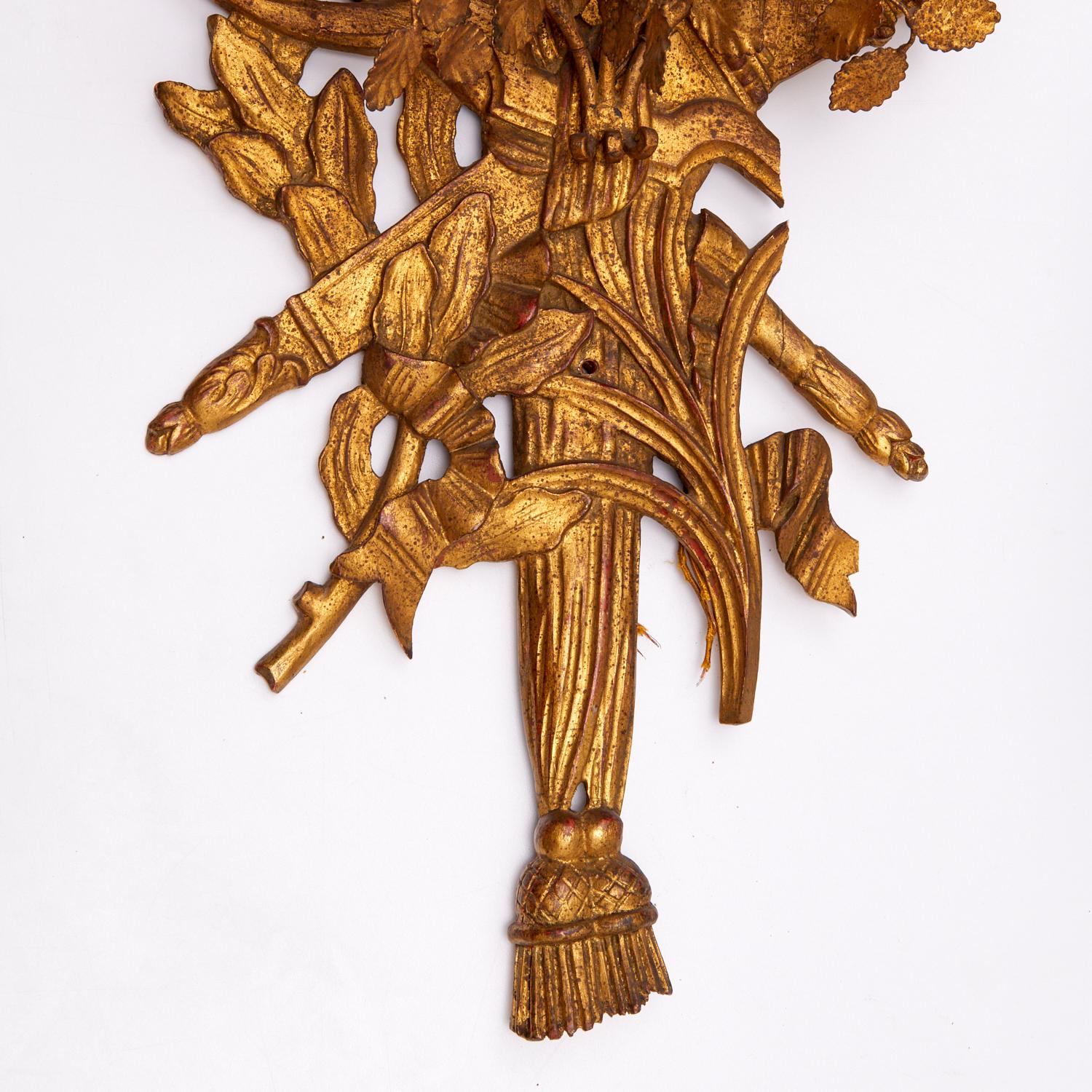 Pareja de Monumentales Apliques de Pared de Madera Tallada y Dorada Estilo Luis XVI, S. XX en venta 1