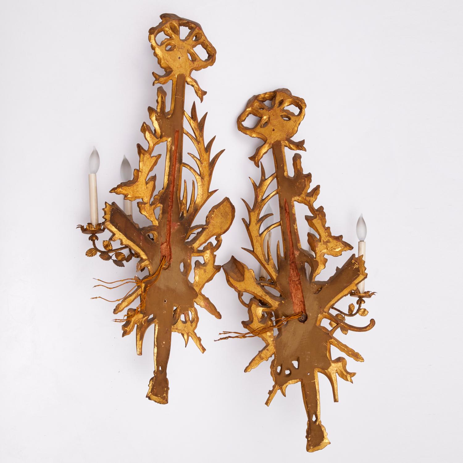Pareja de Monumentales Apliques de Pared de Madera Tallada y Dorada Estilo Luis XVI, S. XX en venta 2