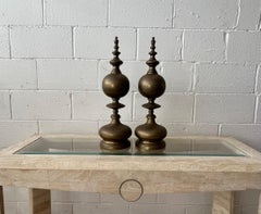 Paire d'épis de faîtage monumentaux en laiton patiné Maitland Smith
