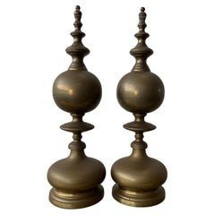Paire d'épis de faîtage monumentaux en laiton patiné Maitland Smith