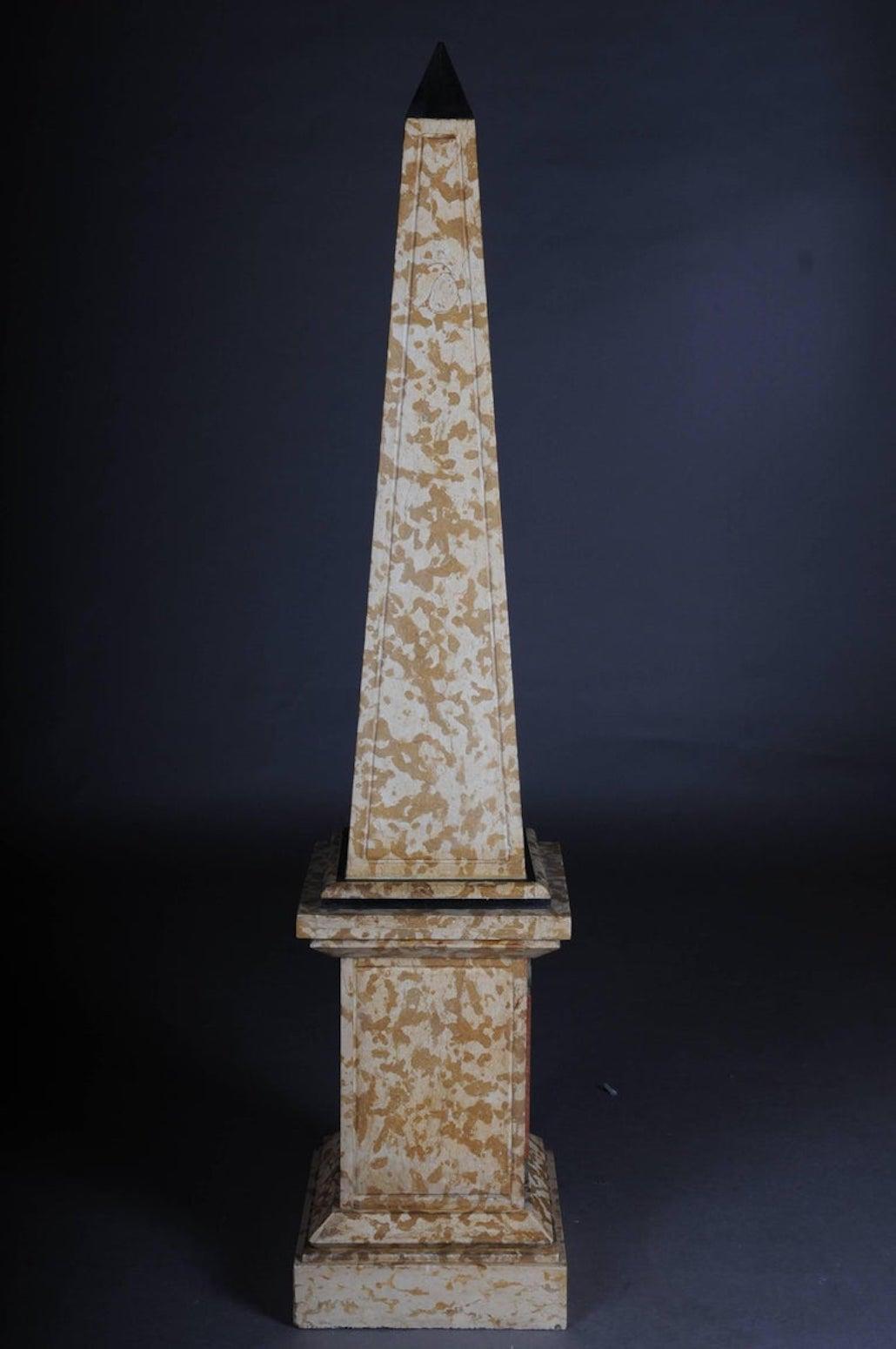 Coppia di obelischi monumentali in marmo, bianco #2 in vendita 2