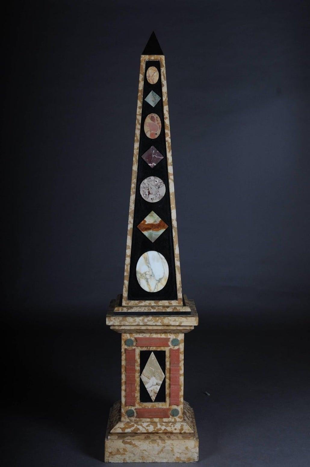Coppia di obelischi estremamente rara e decorativa. Vari tipi di marmo, una rarità assoluta e un'attrazione garantita in ogni interno. Misure: 73,2 pollici. 