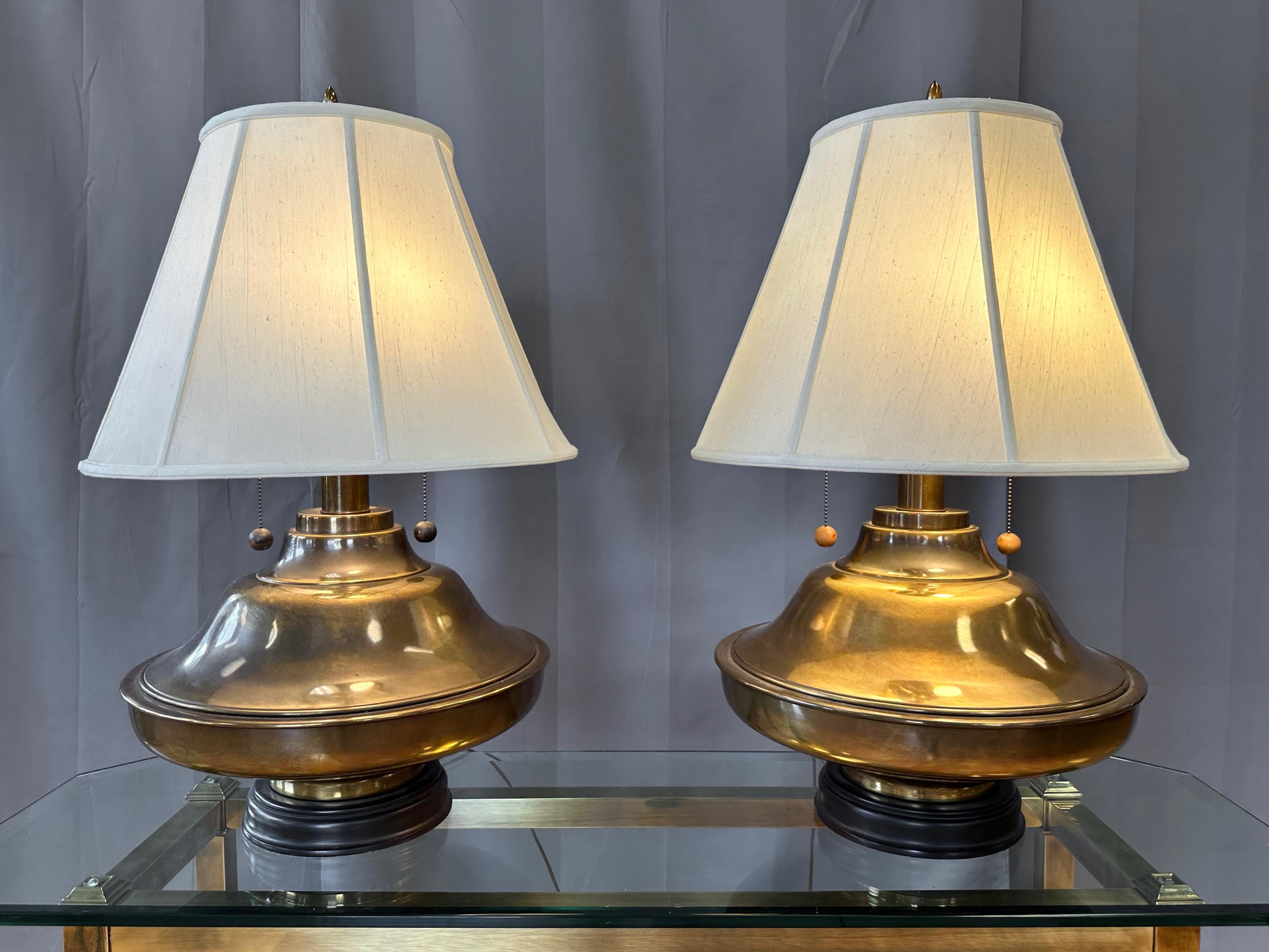 Pareja de monumentales lámparas de sobremesa de latón envejecido estilo Marbro con pantallas, años 60 en venta 2