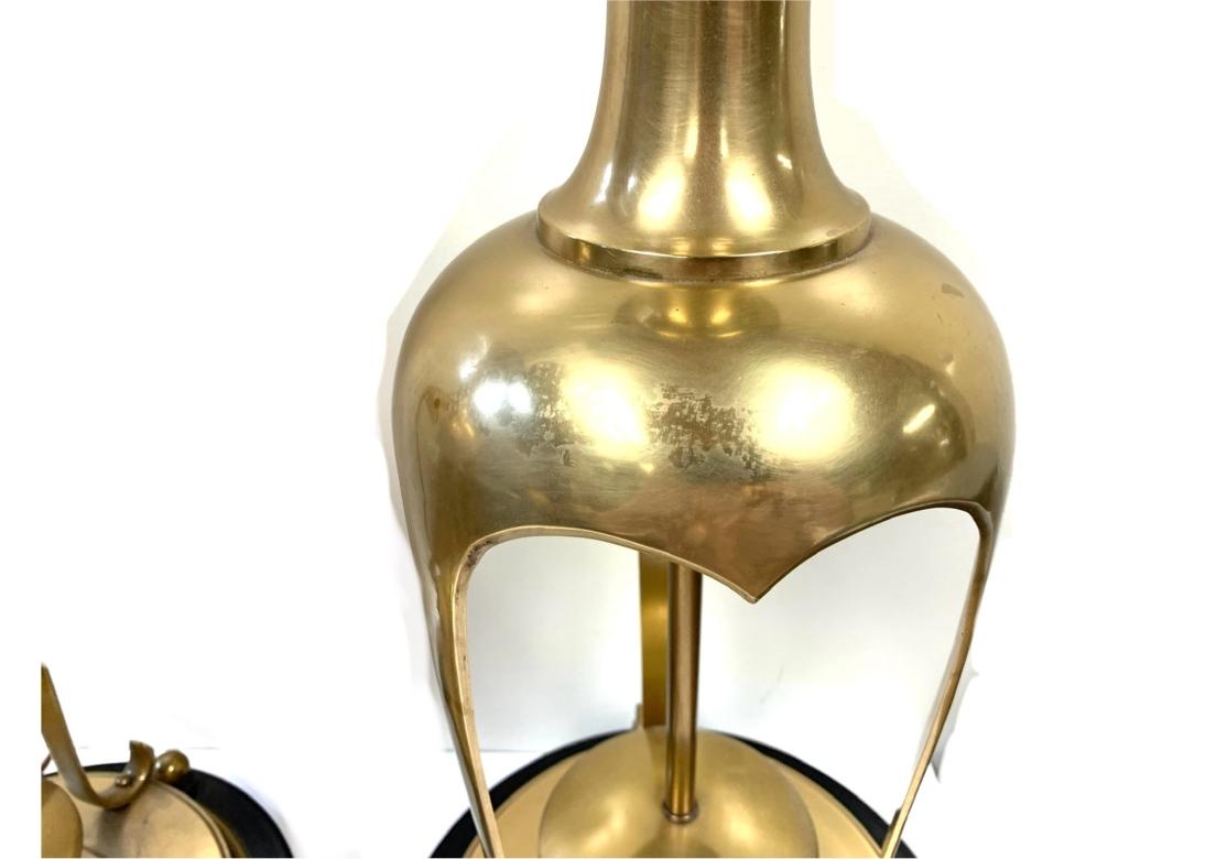 Pareja de lámparas monumentales de latón de mediados de siglo al estilo de James Mont en venta 3