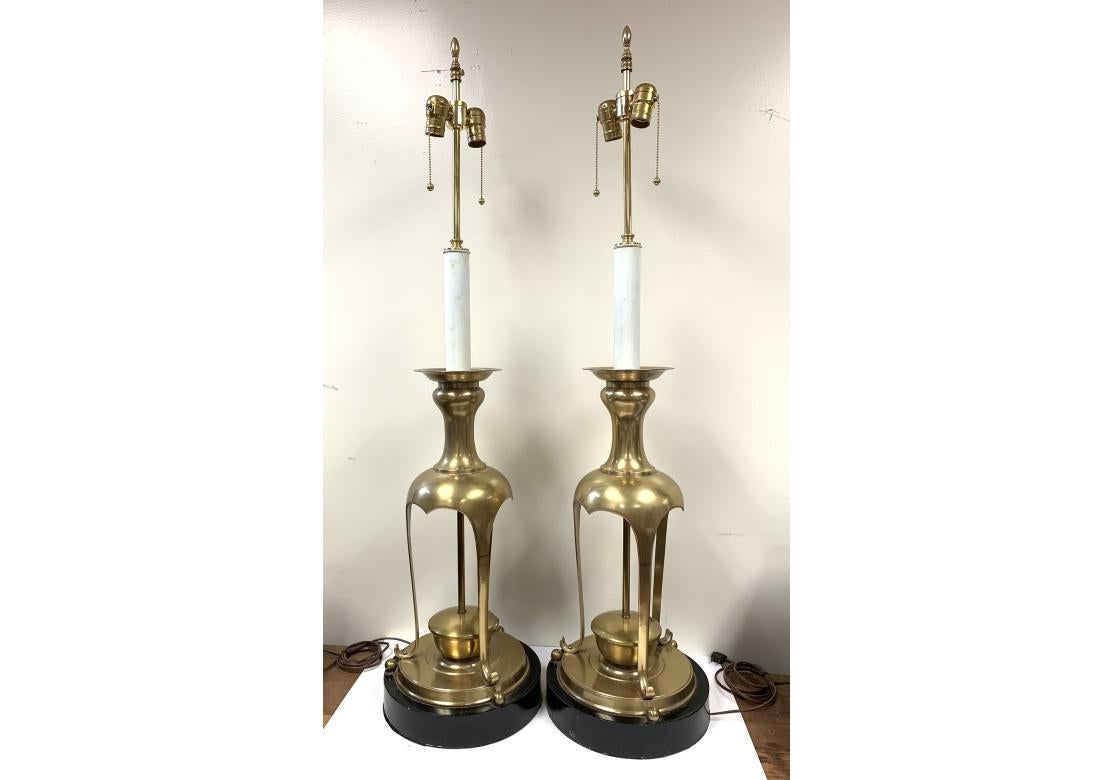 Pareja de lámparas monumentales de latón de mediados de siglo al estilo de James Mont en venta 8