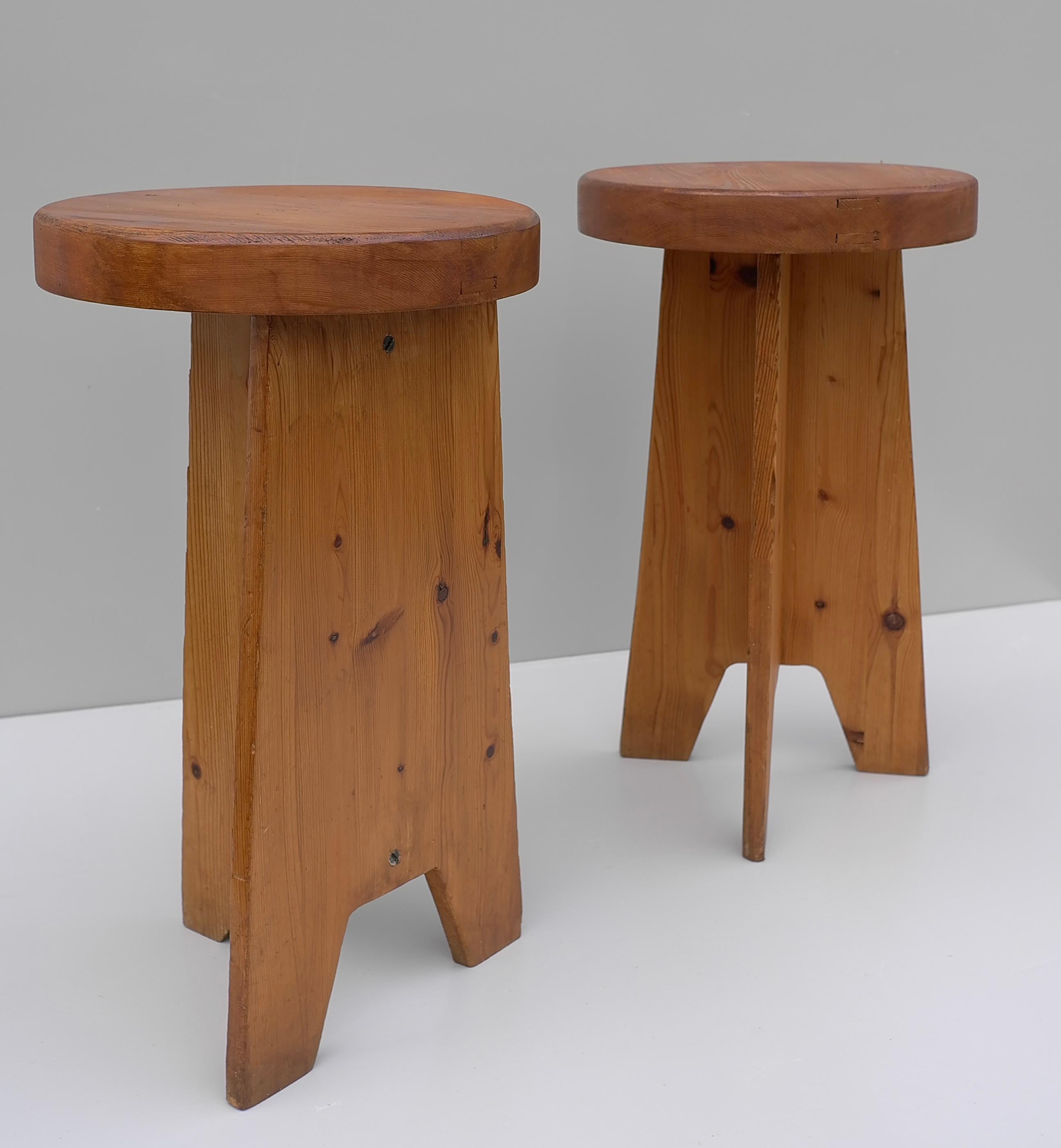 Pair of Monumental Mid-Century Modern Pine Stools, Scandinavia 1940's In Good Condition For Sale In Den Haag, NL