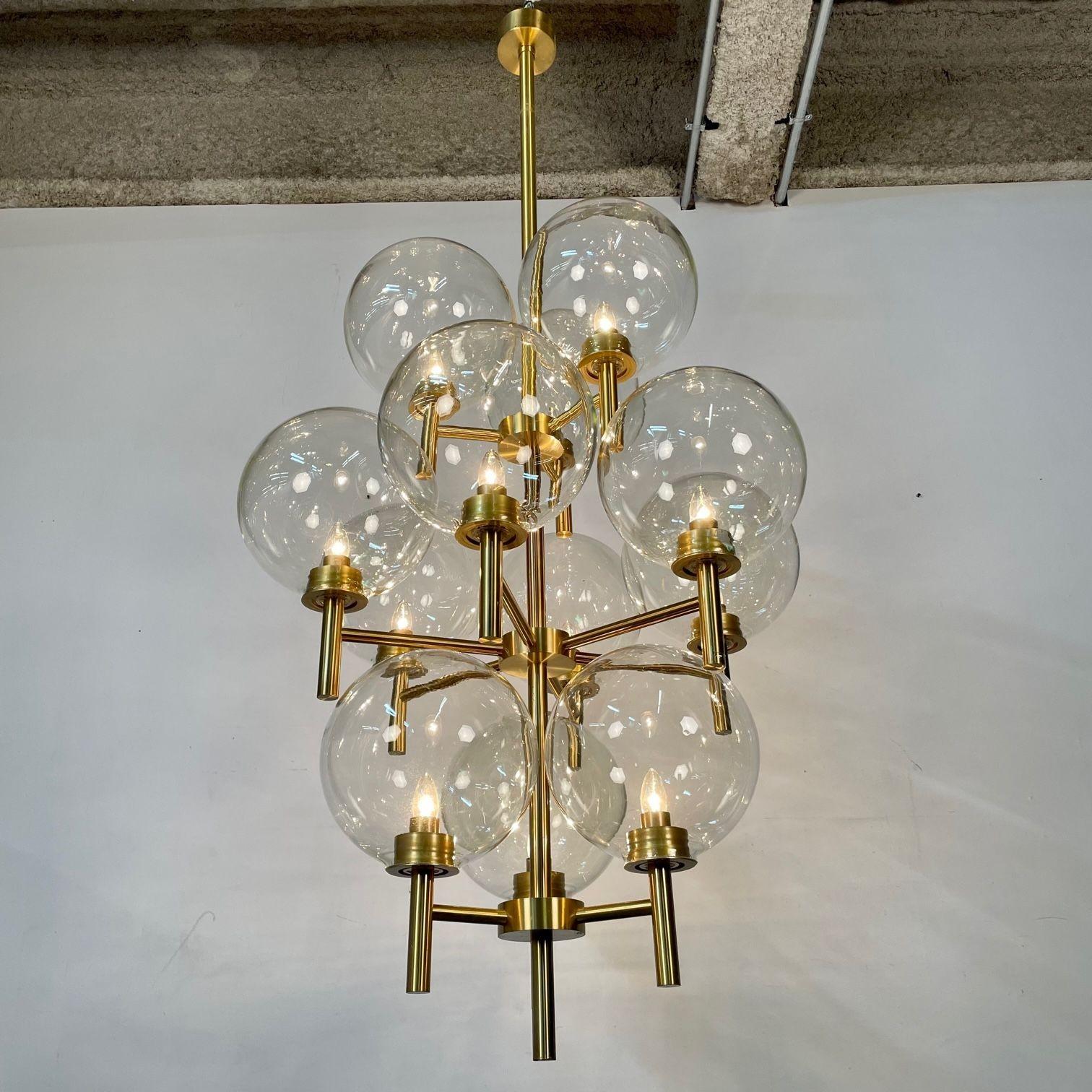 Pair of Monumental Mid-Century Modern Style Chandeliers in Amber Glass and Brass For Sale 1