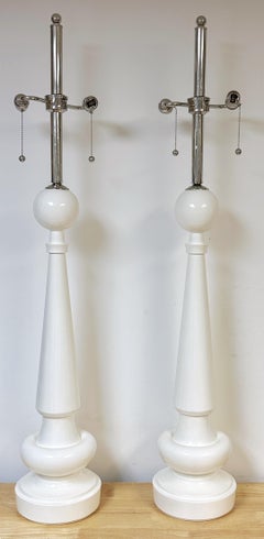 Paire de lampes de table sculpturales en laque blanche et nickel du milieu du siècle dernier