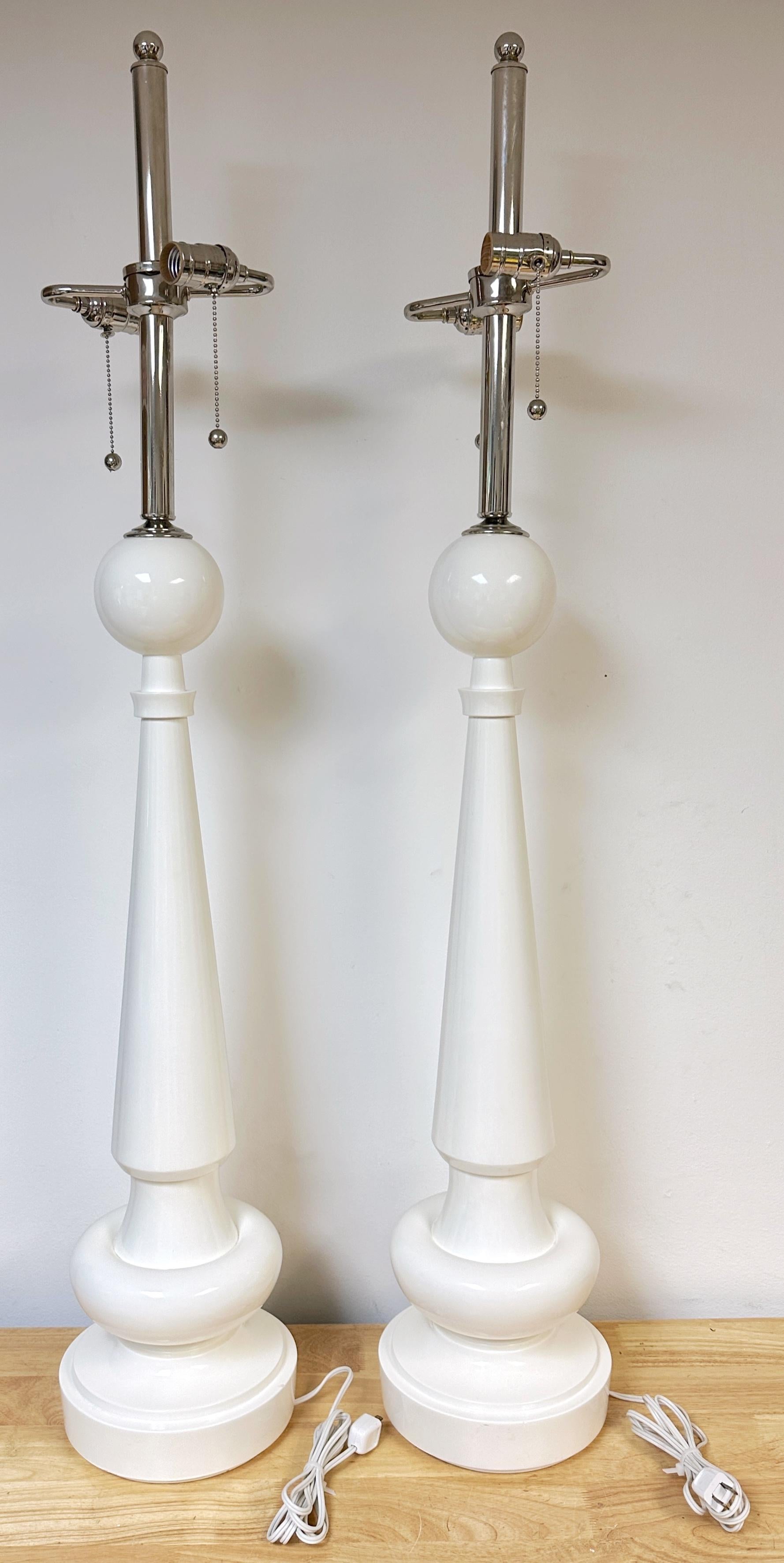 Mid-Century moderno Coppia di monumentali lampade da tavolo scultoree di metà secolo in lacca bianca e nichel in vendita