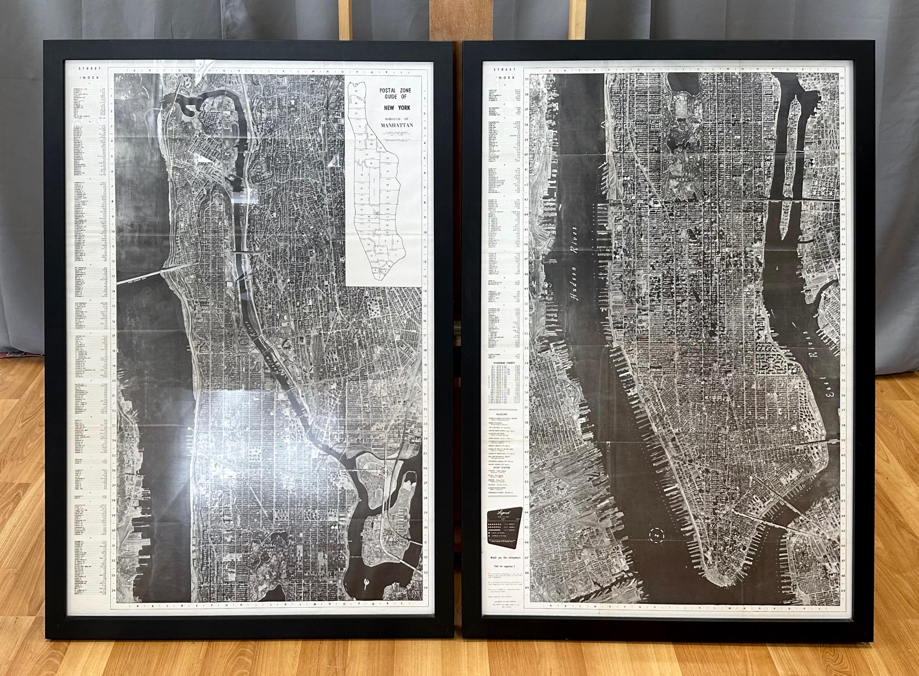 Une monumentale et rare carte photographique aérienne en deux parties, encadrée, datant de 1955, de l'arrondissement de Manhattan à New York City, réalisée par la National Air Map Company, y compris sa page de couverture d'origine.

Intitulées