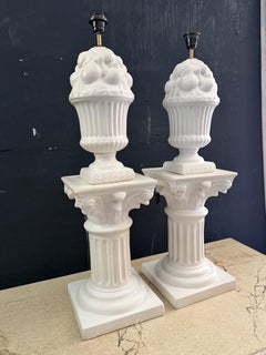 Paire de lampes de table monumentales de style néoclassique, en forme d'urne à colonnes corinthiennes