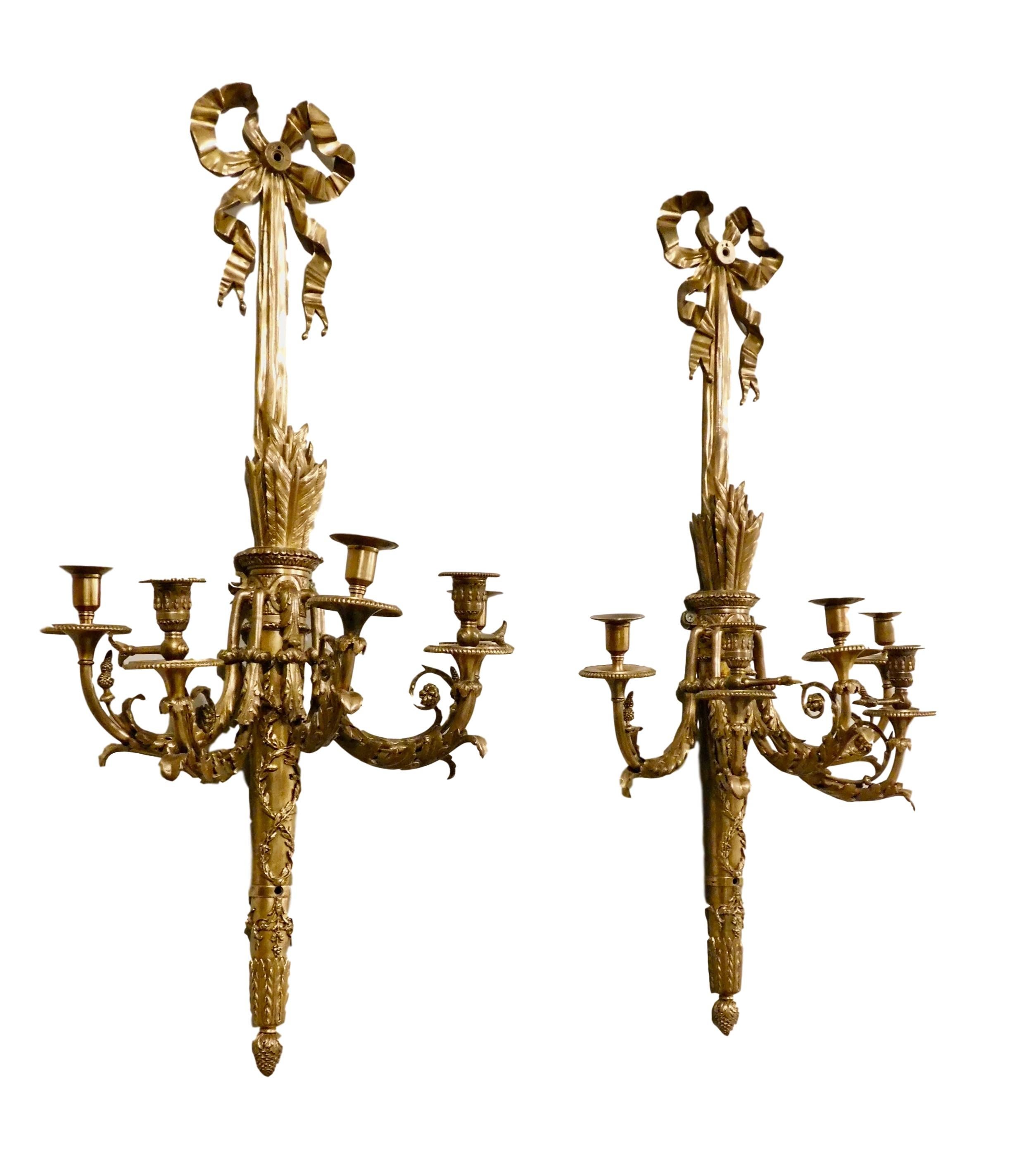 Rare Pair of French Neoclassical style gold bronze and brass quiver of arrows 5-light candelabra sconces. Extra-large one-of-a-kind intricately detailed gold bronze shaft in the shape of quiver of arrows hung by a grand neoclassical ribbon motif;