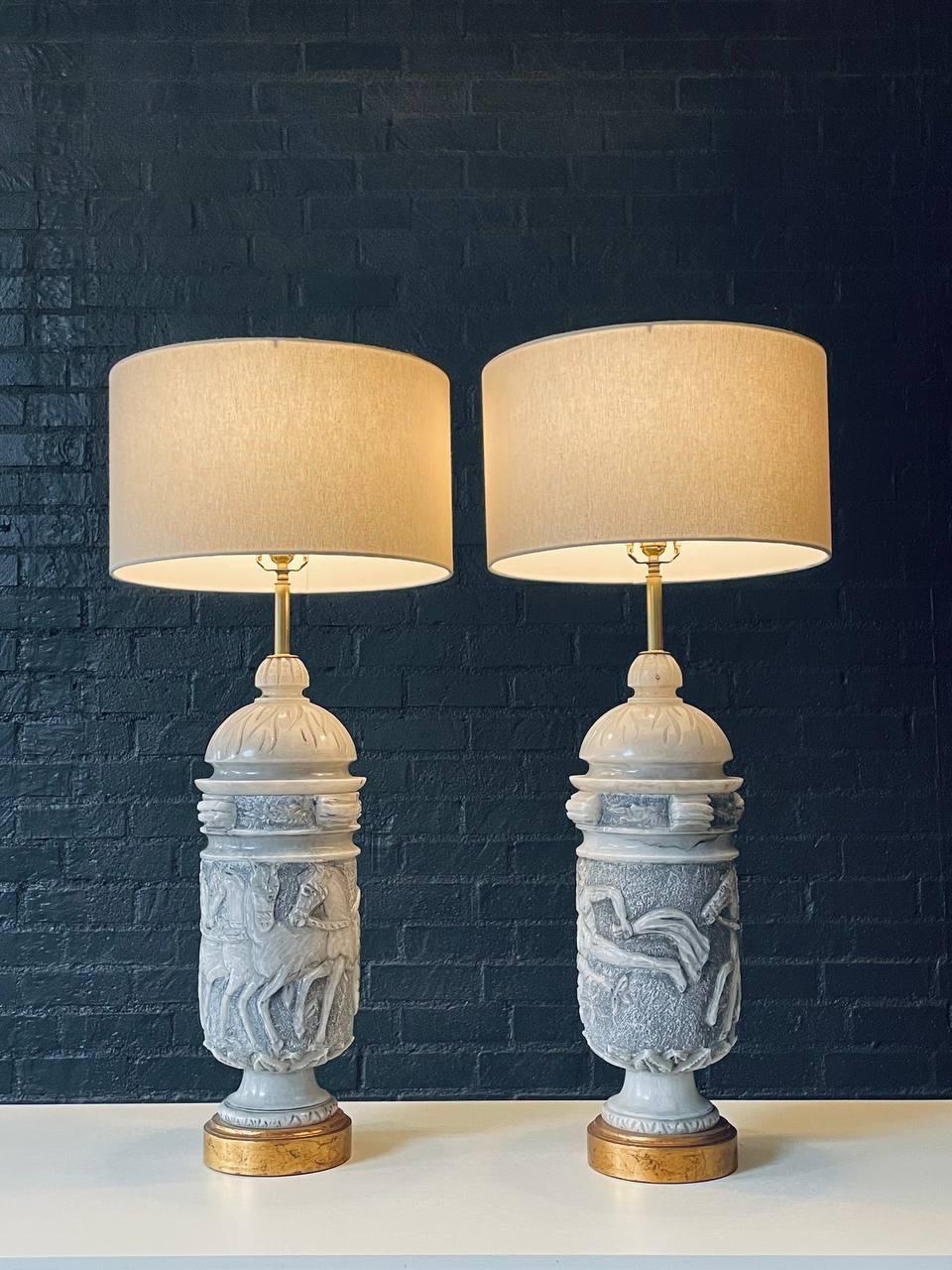 Condit : Nouveau câblage, nouvel abat-jour en lin personnalisé
MATERIAL : Pierre de marbre

Paire de lampes de table monumentales de style néoclassique en pierre marbrière, vers les années 1960. Ces formes sculpturales sont ornées de panneaux de