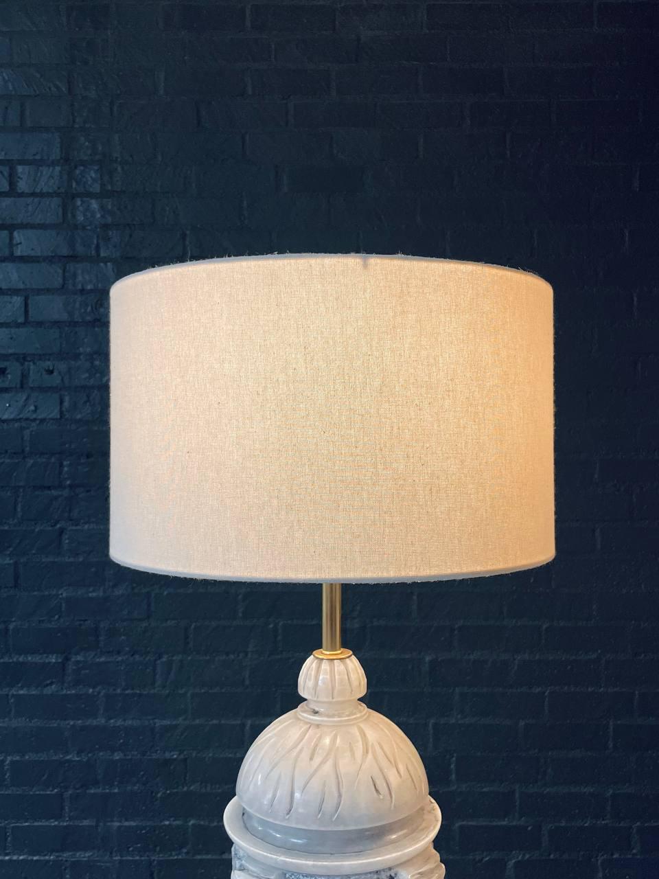 Américain Paire de lampes de table monumentales en marbre néoclassique en vente