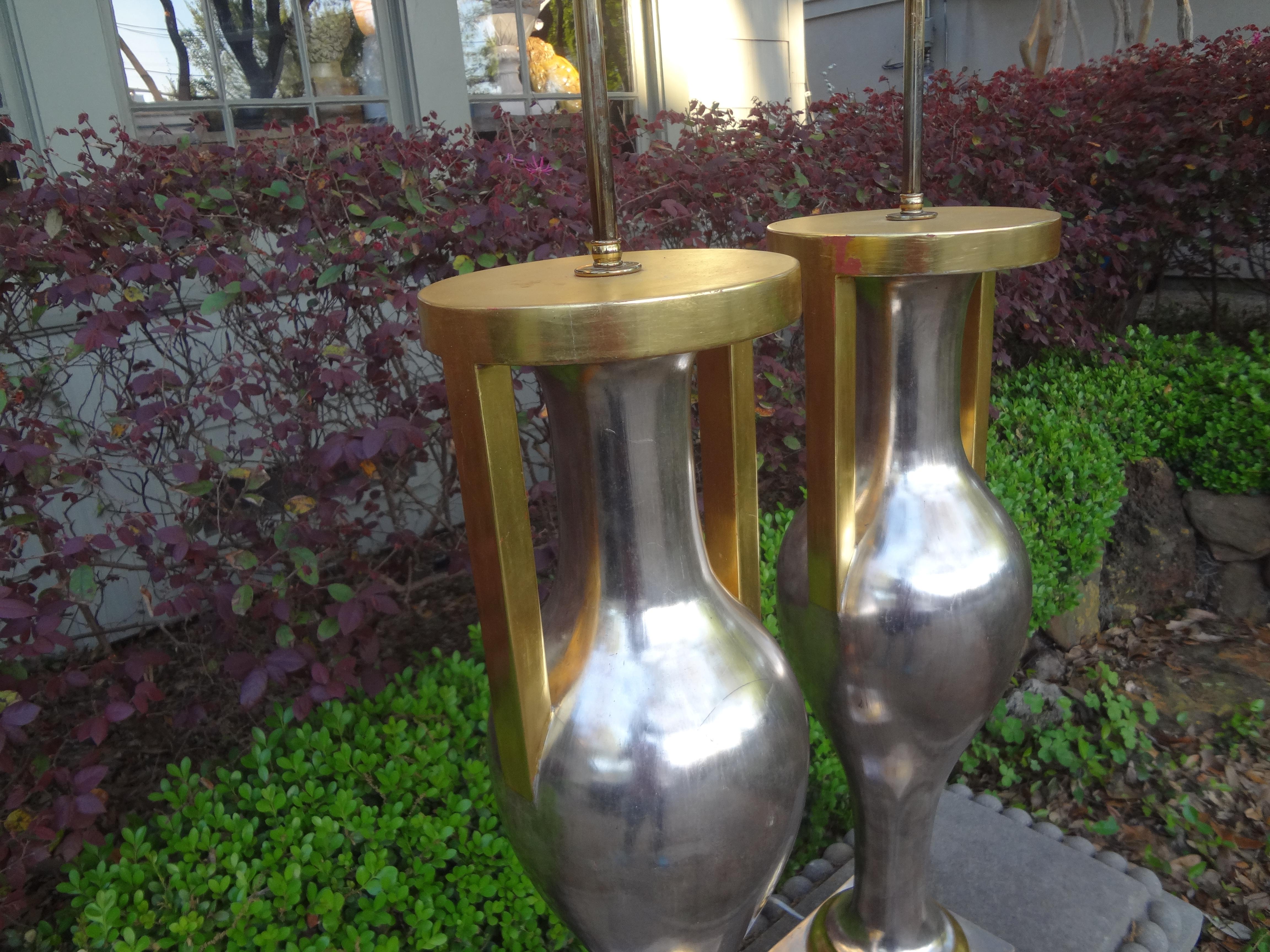 Coppia di lampade monumentali a forma di urna in legno dorato e argento in stile neoclassico in vendita 3