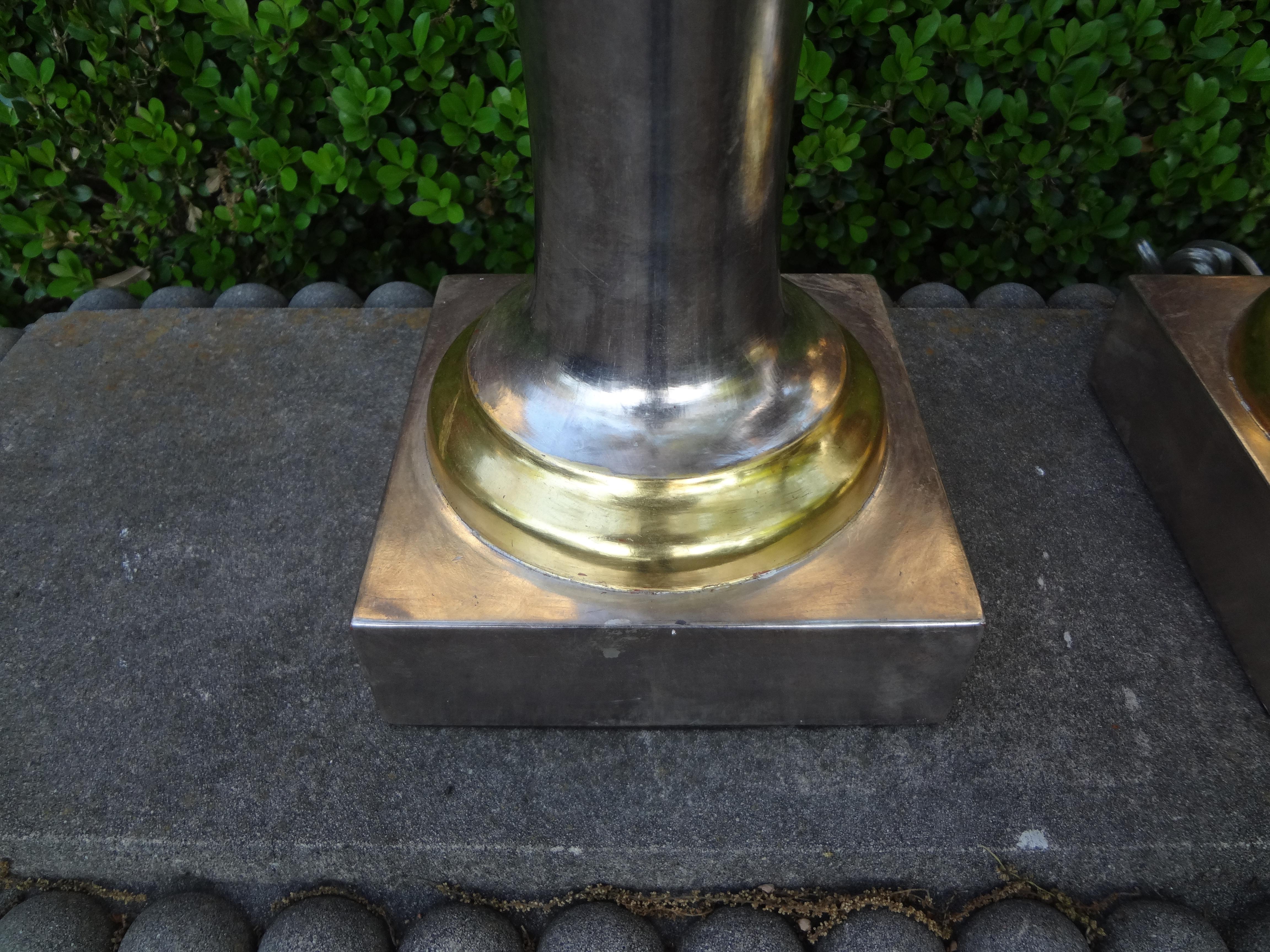 Neoclassico Coppia di lampade monumentali a forma di urna in legno dorato e argento in stile neoclassico in vendita