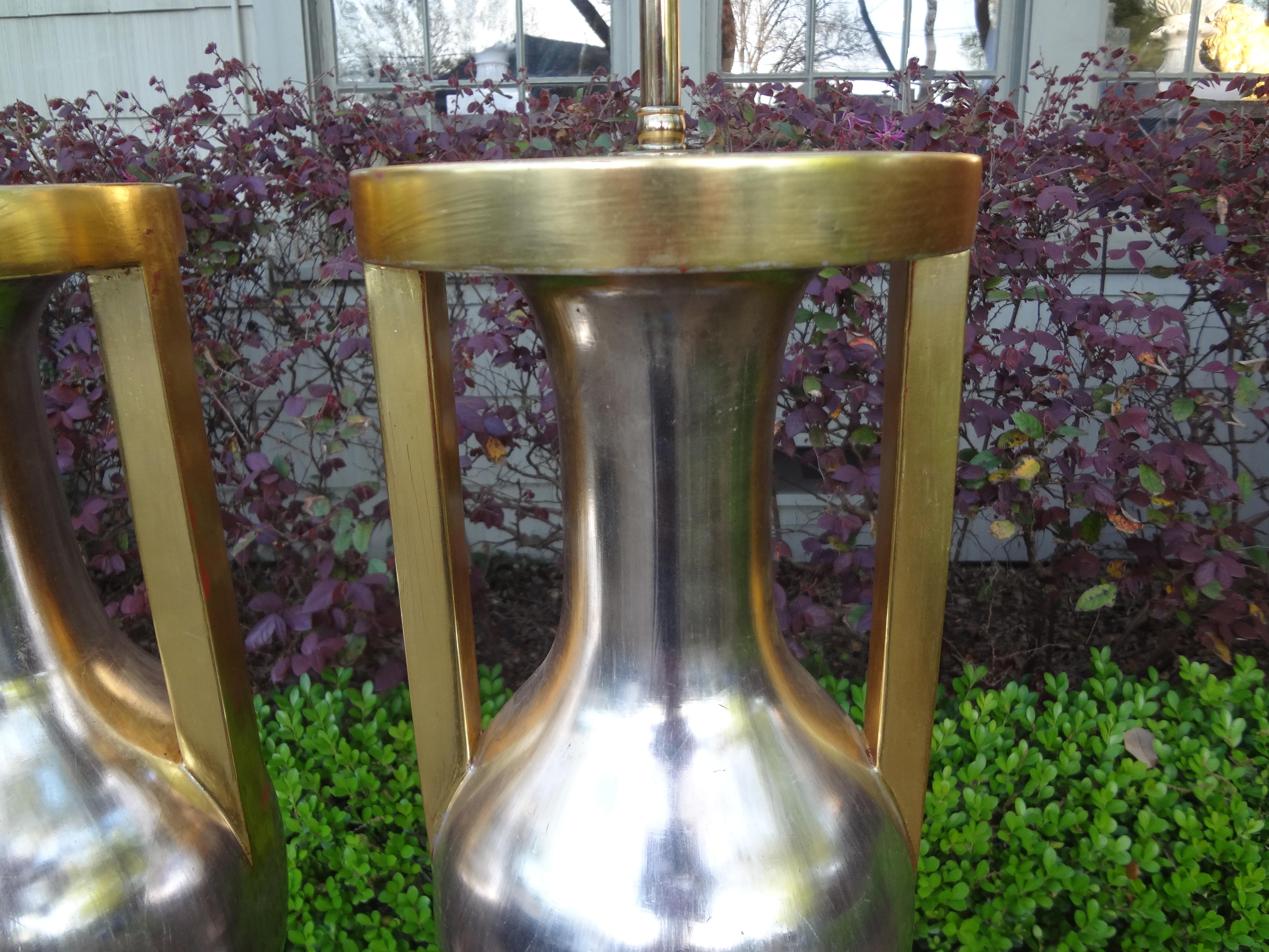 Monumentale Lampen in Urnenform aus Silber und vergoldetem Holz im neoklassischen Stil, Paar (Vergoldet) im Angebot