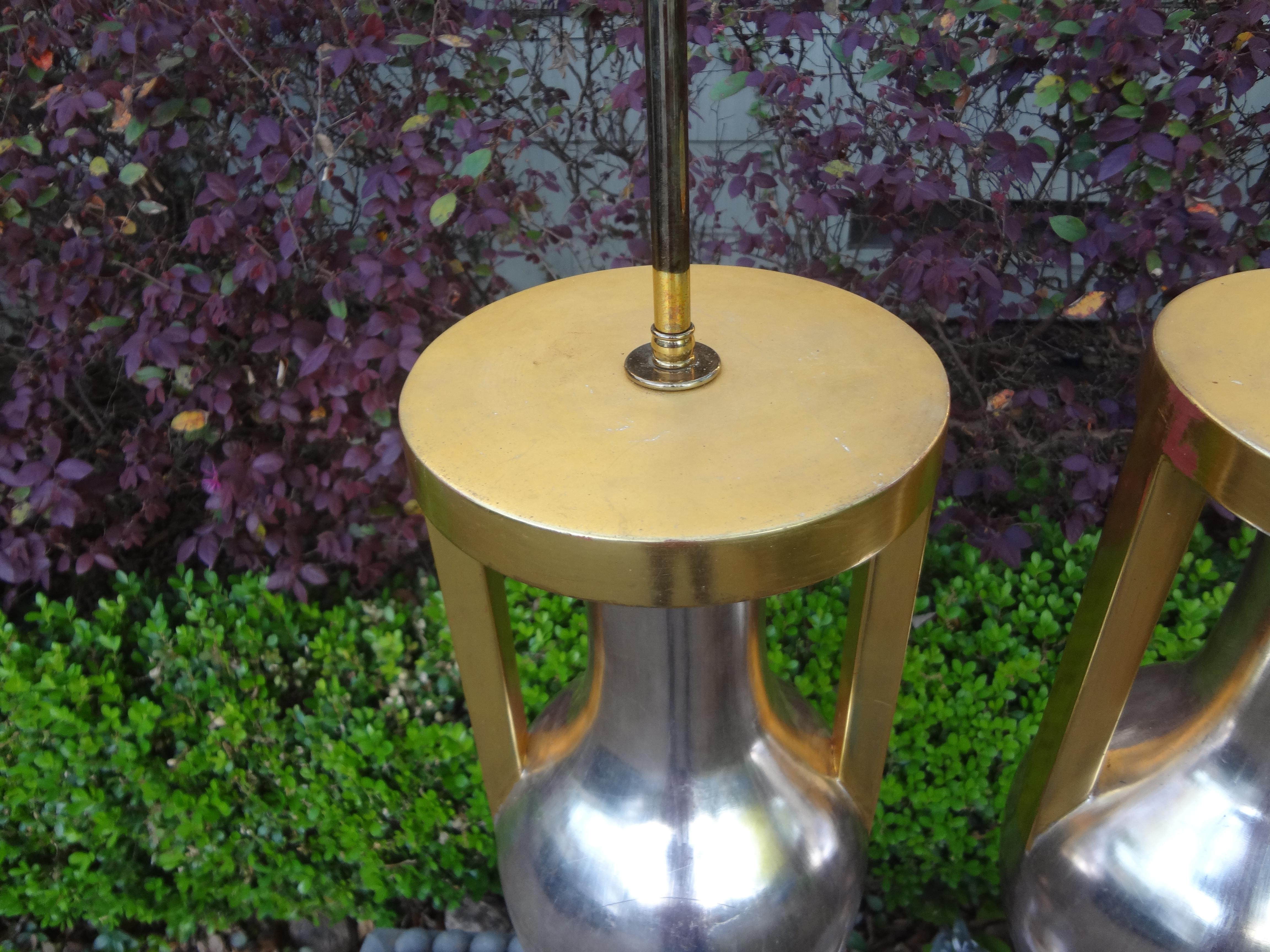 Monumentale Lampen in Urnenform aus Silber und vergoldetem Holz im neoklassischen Stil, Paar im Zustand „Gut“ im Angebot in Houston, TX