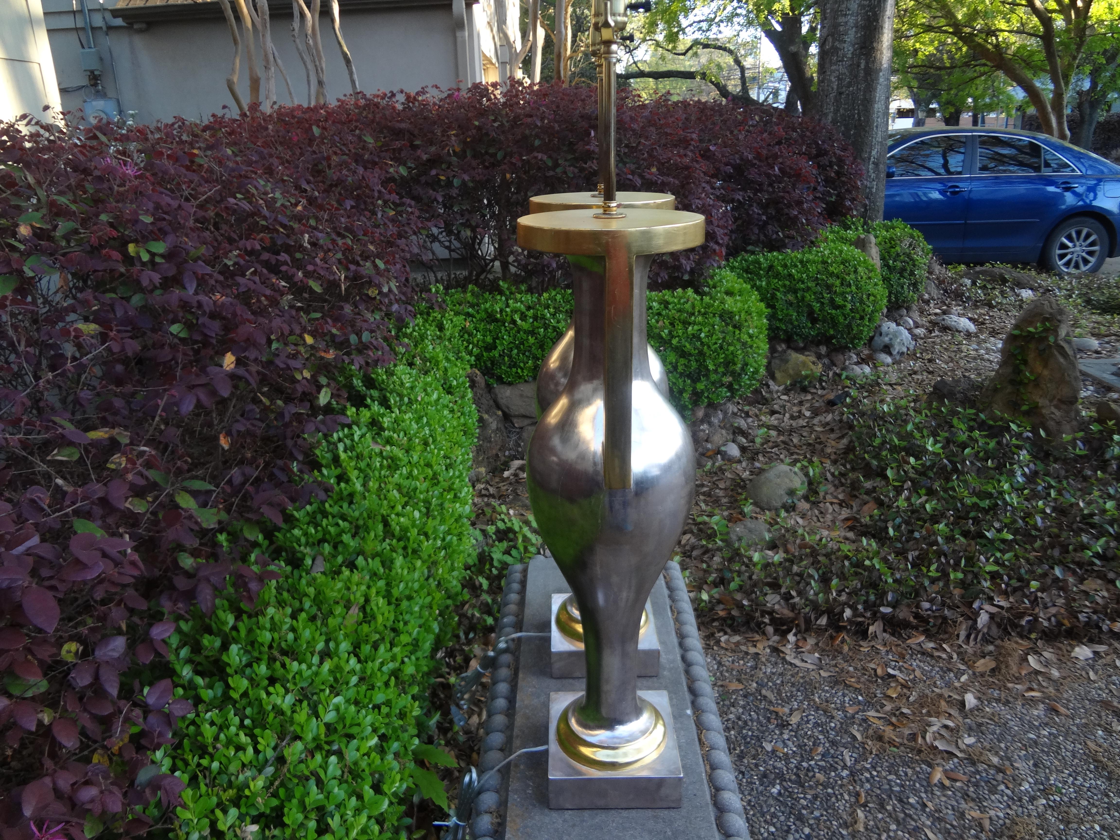 Monumentale Lampen in Urnenform aus Silber und vergoldetem Holz im neoklassischen Stil, Paar im Angebot 2